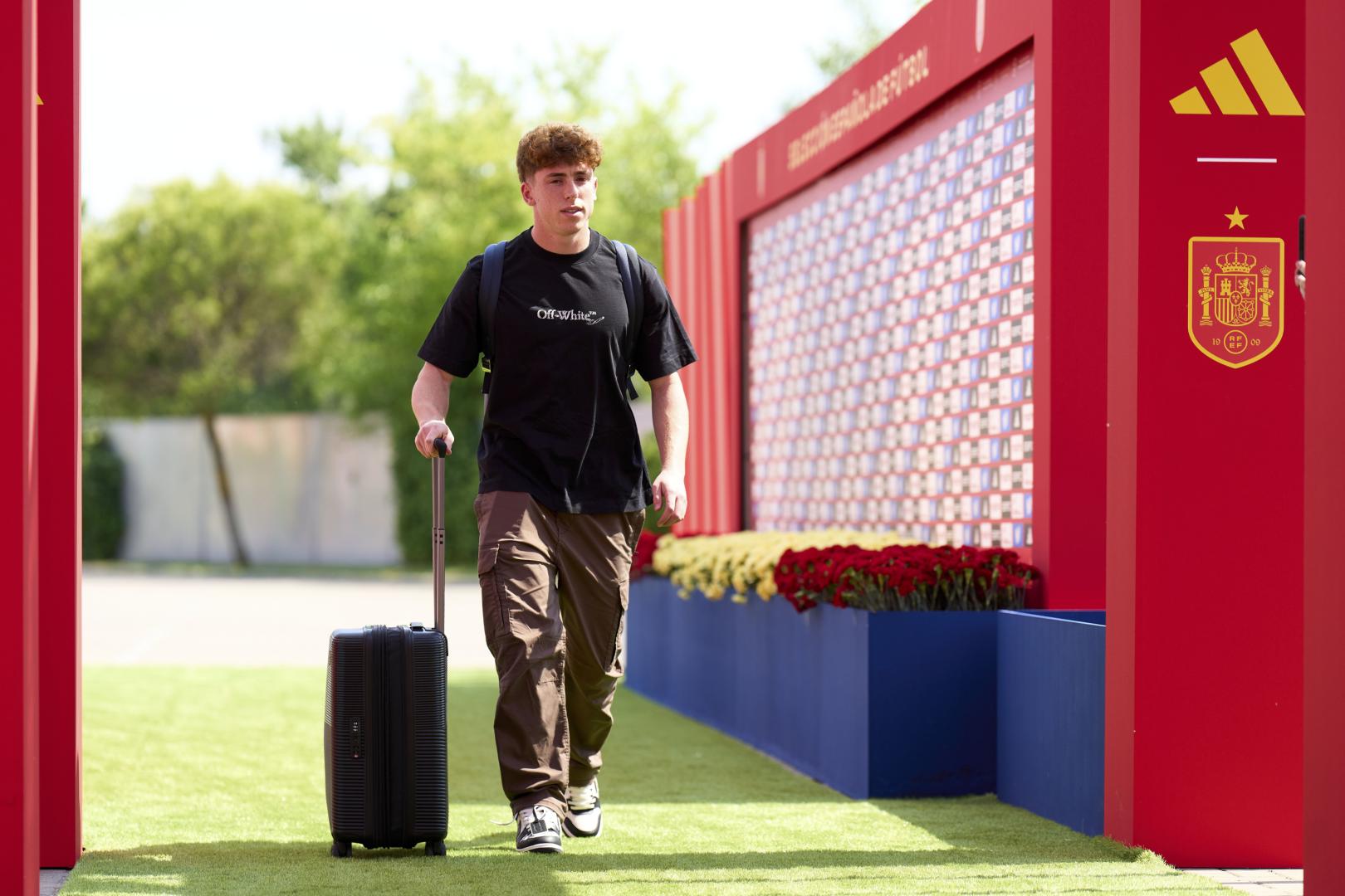 Víctor Muñoz, a su llegada este sábado a la concentración del combinado español en la Ciudad del Fútbol de Las Rozas, en Madrid