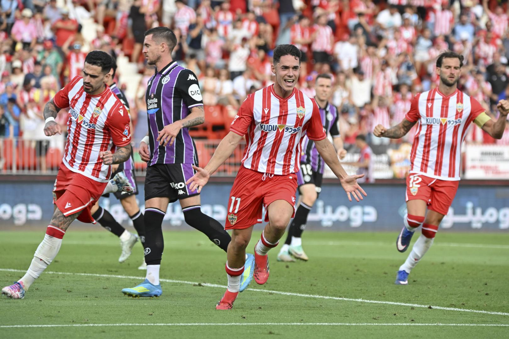 Sergio Arribas, jugador del Almería, celebra su gol ante el Real Valladolid