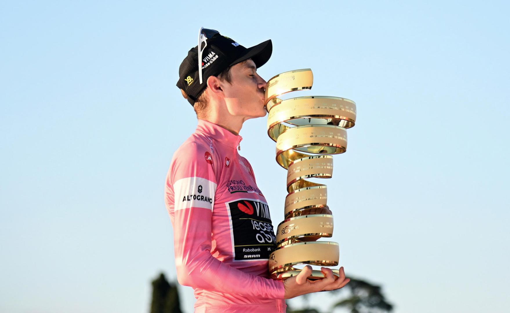 Jonas Vingegaard besa el trofeo de ganador del Giro de Italia 2026