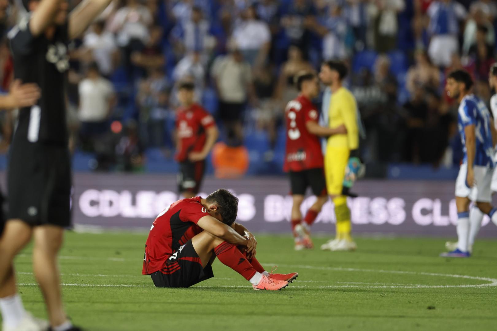 Tristeza en los jugadores del Mirandés, que desciende de categoría