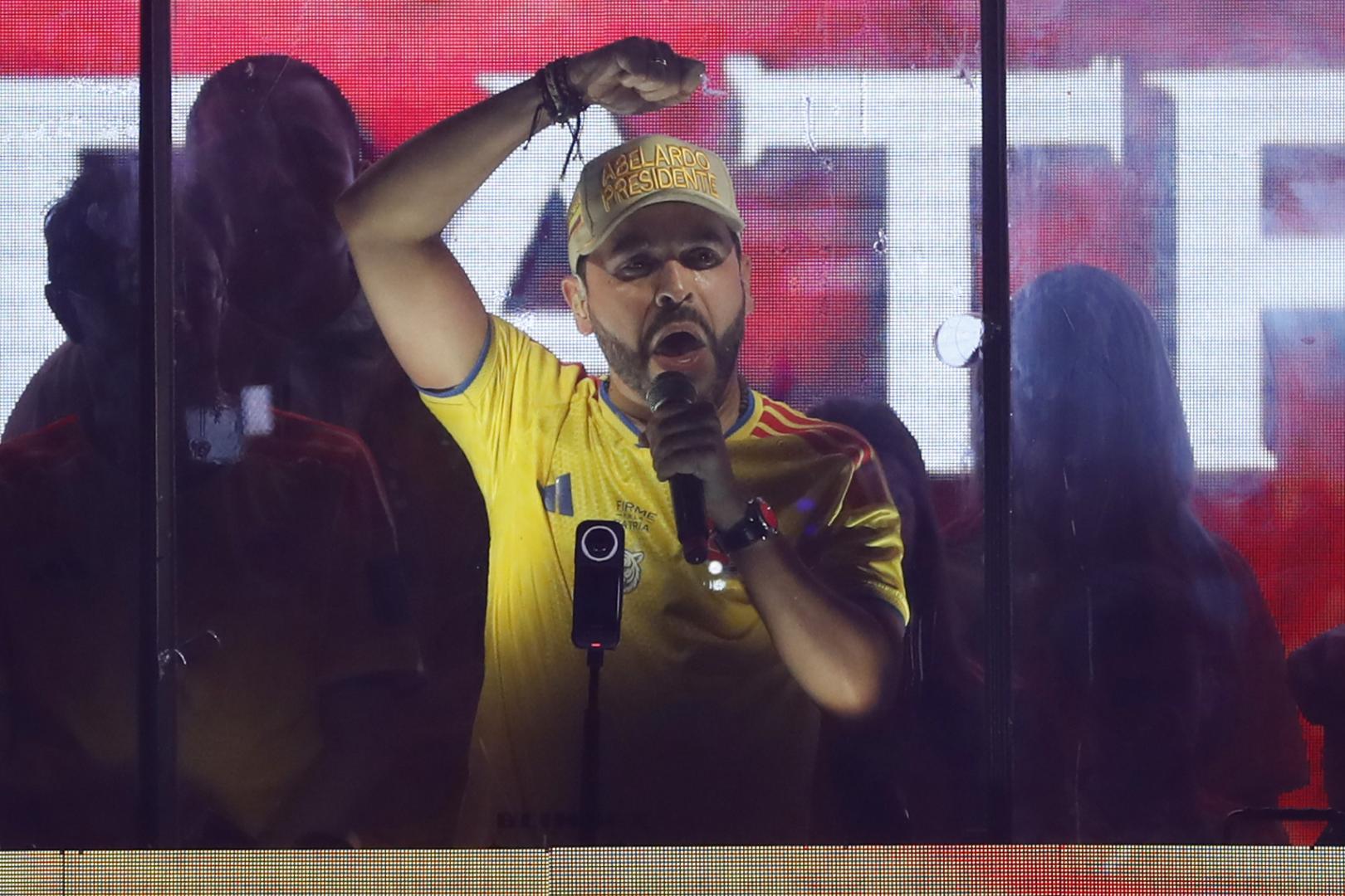 El candidato de ultraderecha Abelardo de la Espriella, habla al final de la jornada electoral este domingo, en Barranquilla (Colombia).