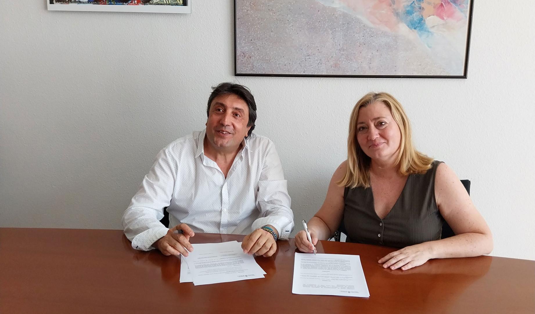 Ricardo Hernández y Miriam Martón en el momento de la firma del convenio.