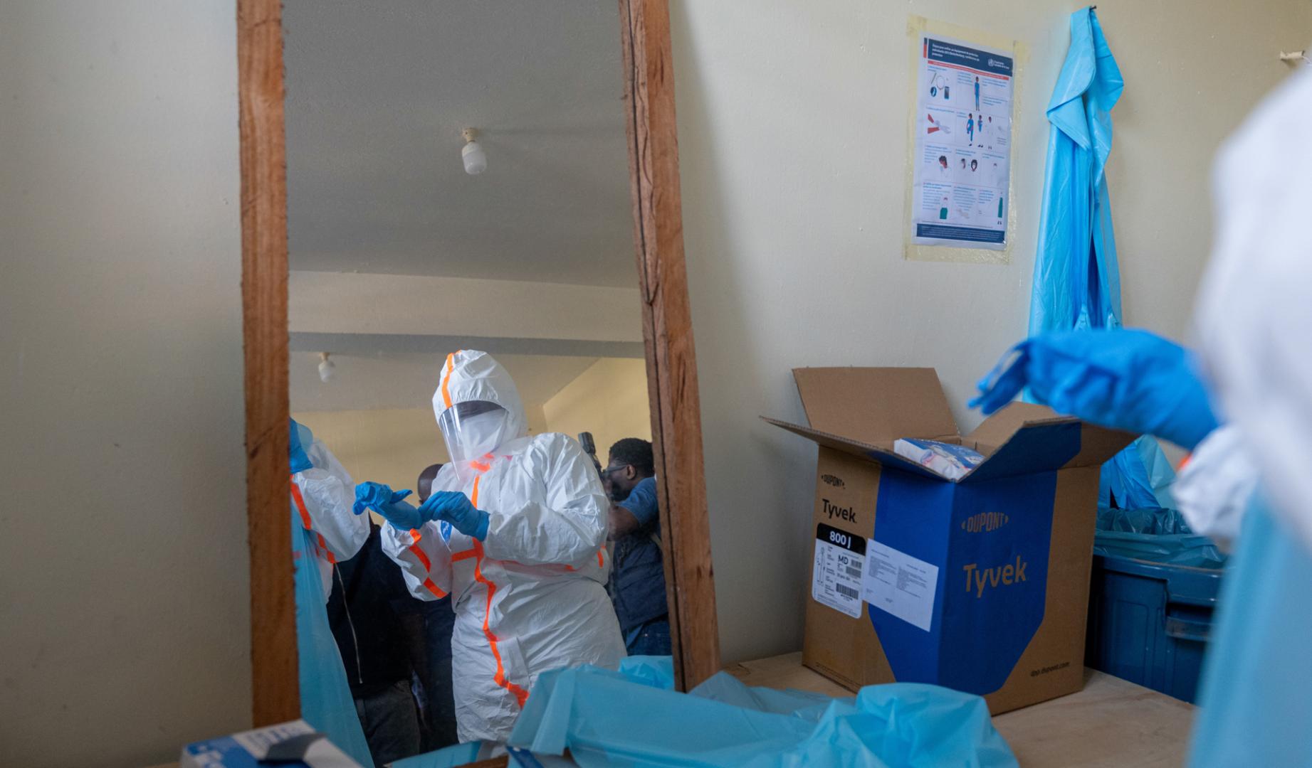 Sanitario protegido contra el ébola en la RD Congo