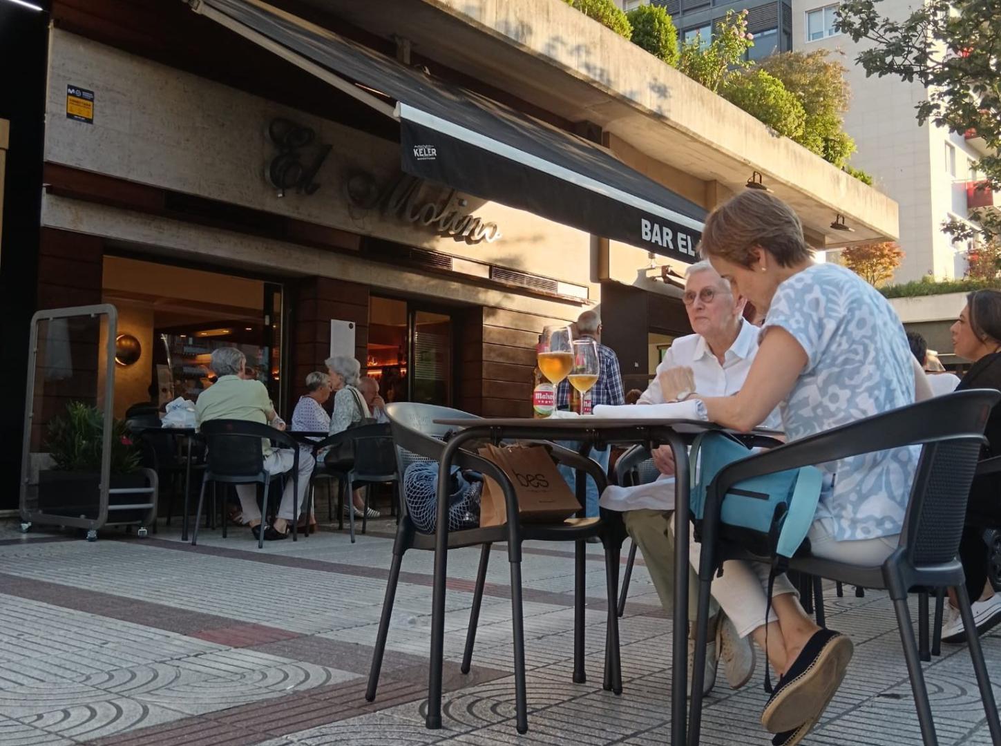 El bar El Molino, en la avenida de Bayona número 11 de Pamplona, con su terraza