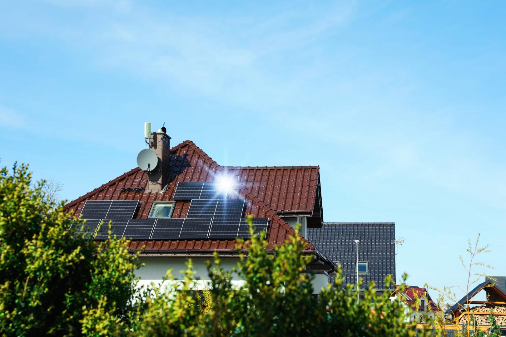 En viviendas con paneles solares, los algoritmos pueden decidir cuándo almacenar energía, cuándo consumirla o cuándo vender el excedente a la red eléctrica