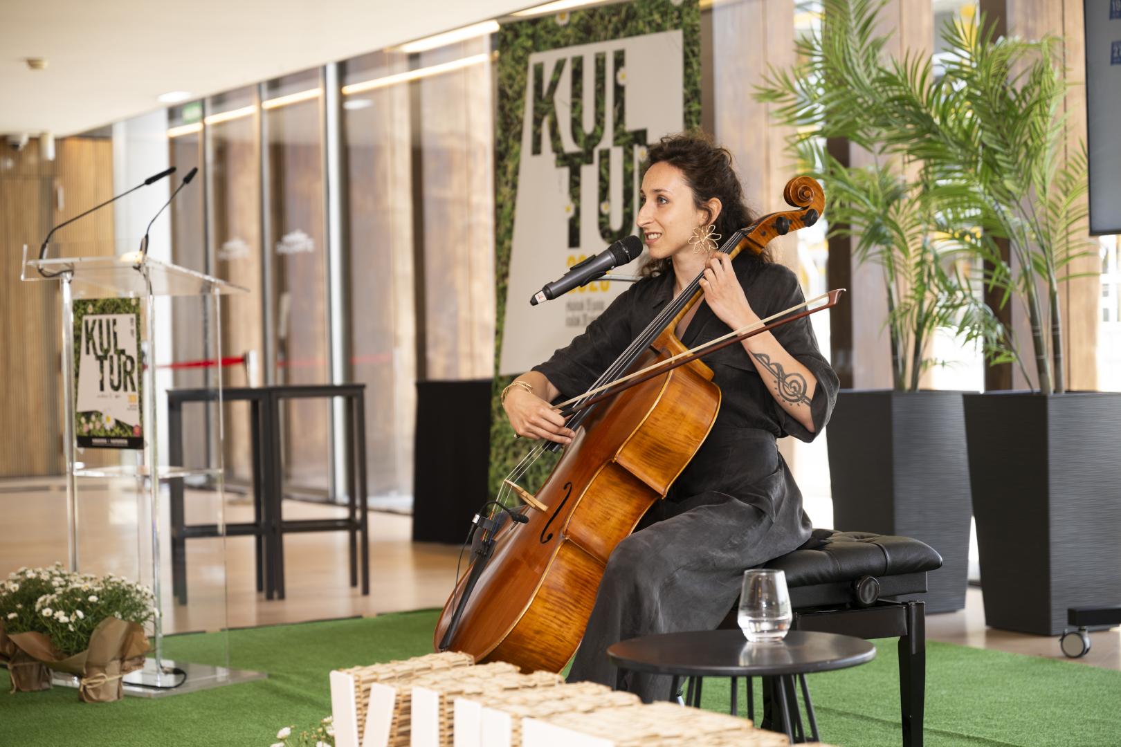Estela Julia, que actuará en Murillo el Fruto el 28 de junio, interpretó ayer en Baluarte ‘Olas’ y ‘Orbea’
