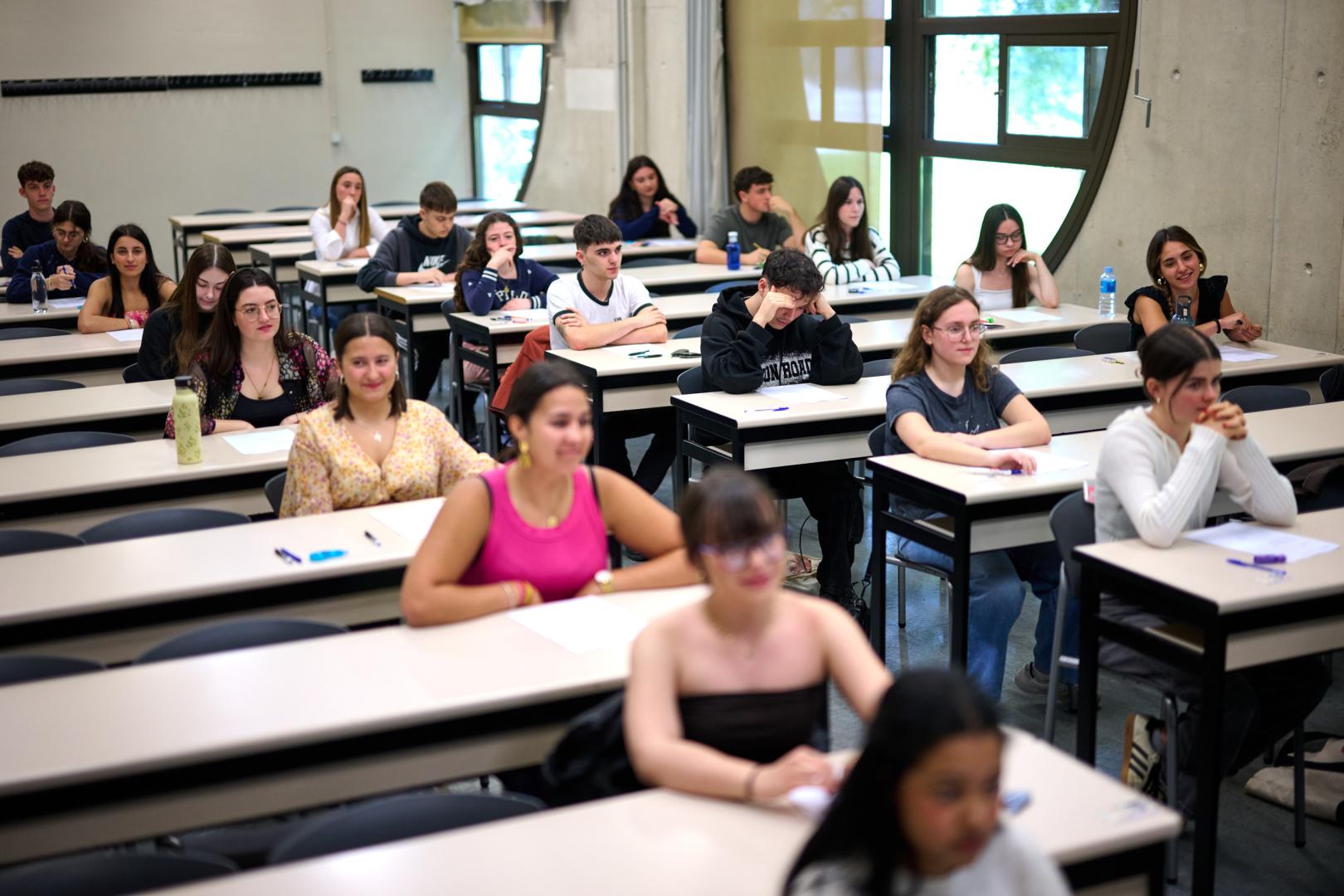 Alumnos de Bachillerato, antes de comenzar la Prueba de Acceso a la Universidad (PAU) en la UPNA, en junio de 2025.