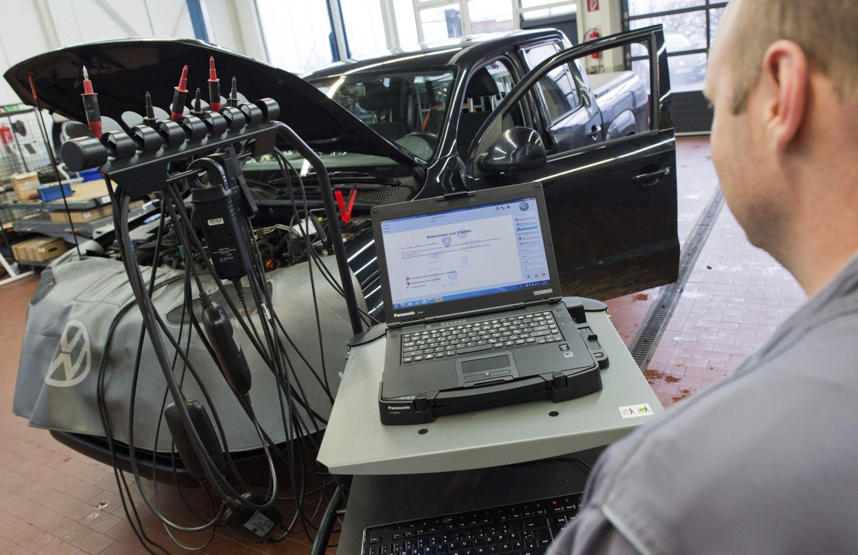 Un mecánico carga una actualización de software en un coche.