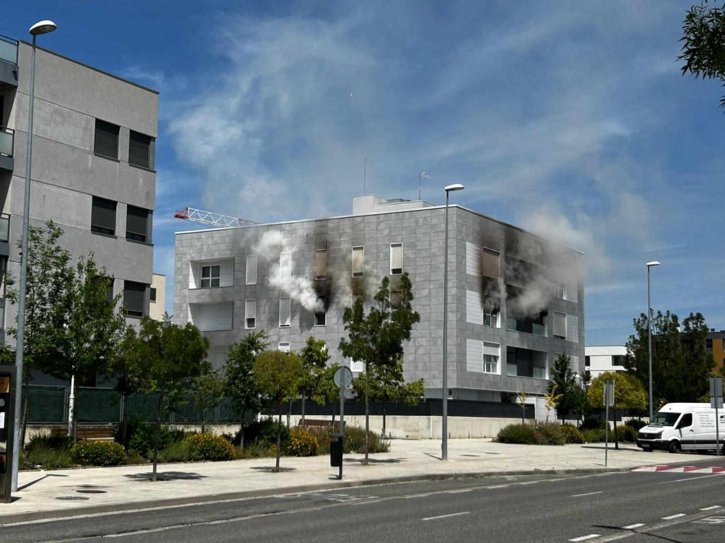 Efectivos de Bomberos de Navarra trabajan este lunes 1 de junio por la tarde para apagar el fuego iniciado en una vivienda de la avenida Belascoain.