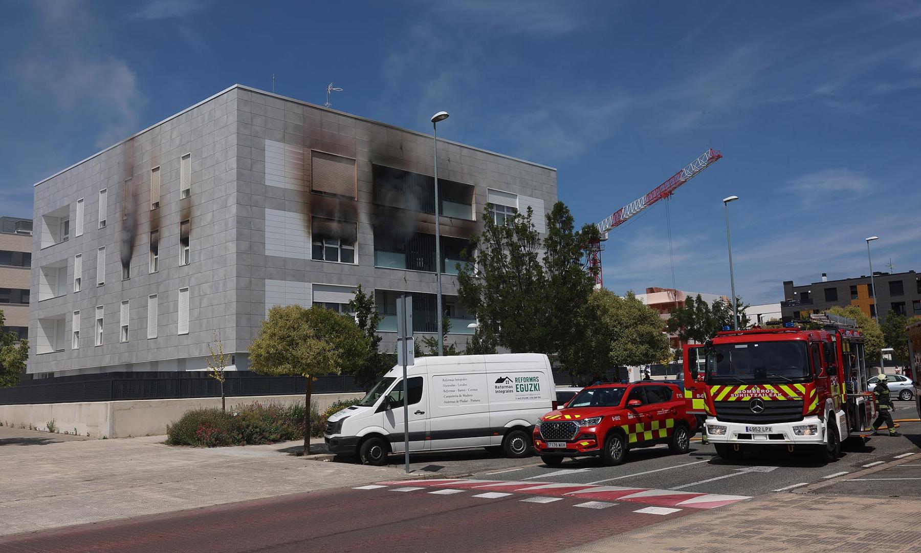 Los vecinos de un bloque de la avenida Belascoain, en la urbanización de Ardoi, en Zizur Mayor, tuvieron que ser desalojados por un incendio ocurrido este lunes, 1 de junio
