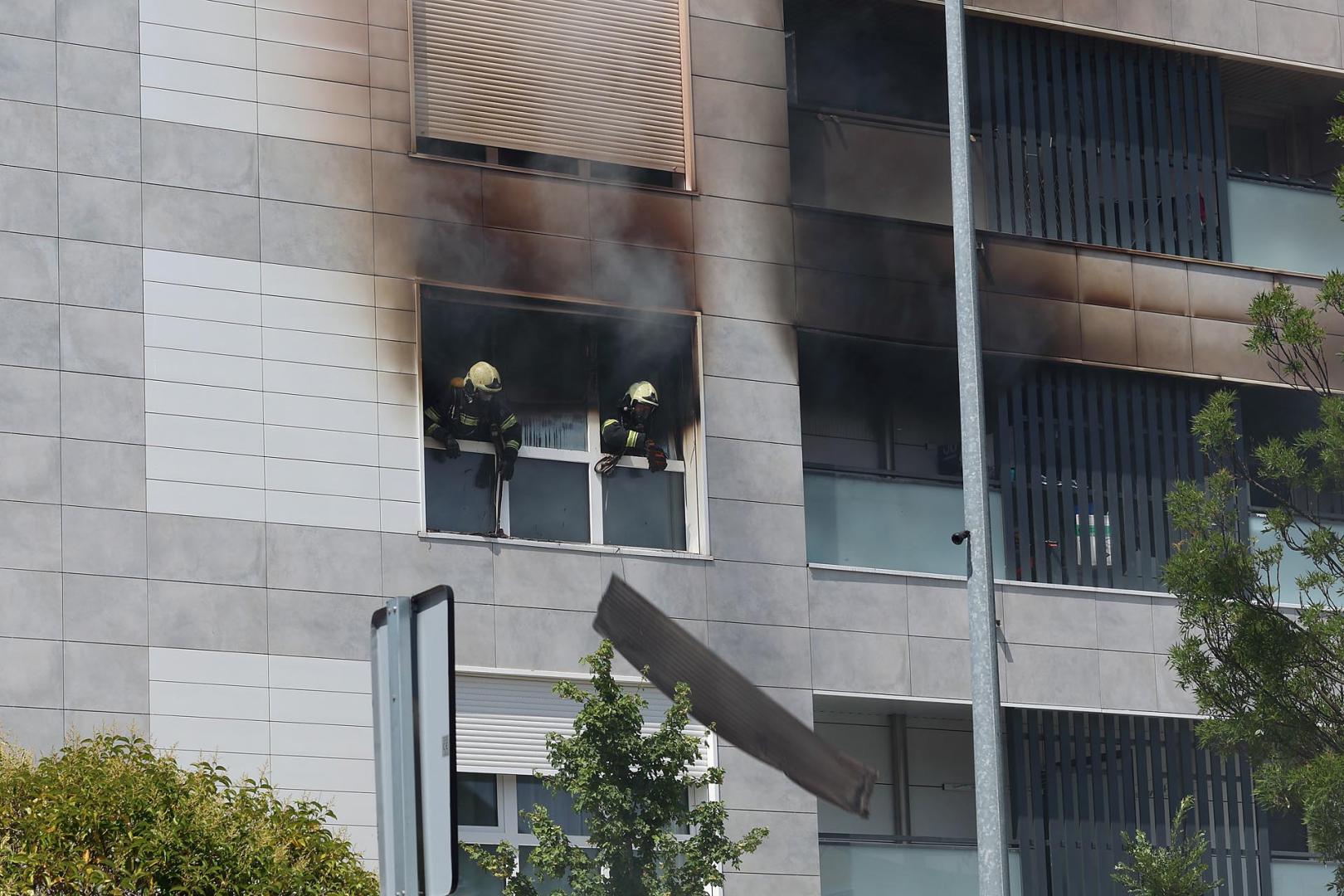 Los vecinos de un bloque de la avenida Belascoain, en la urbanización de Ardoi, en Zizur Mayor, tuvieron que ser desalojados por un incendio ocurrido este lunes, 1 de junio