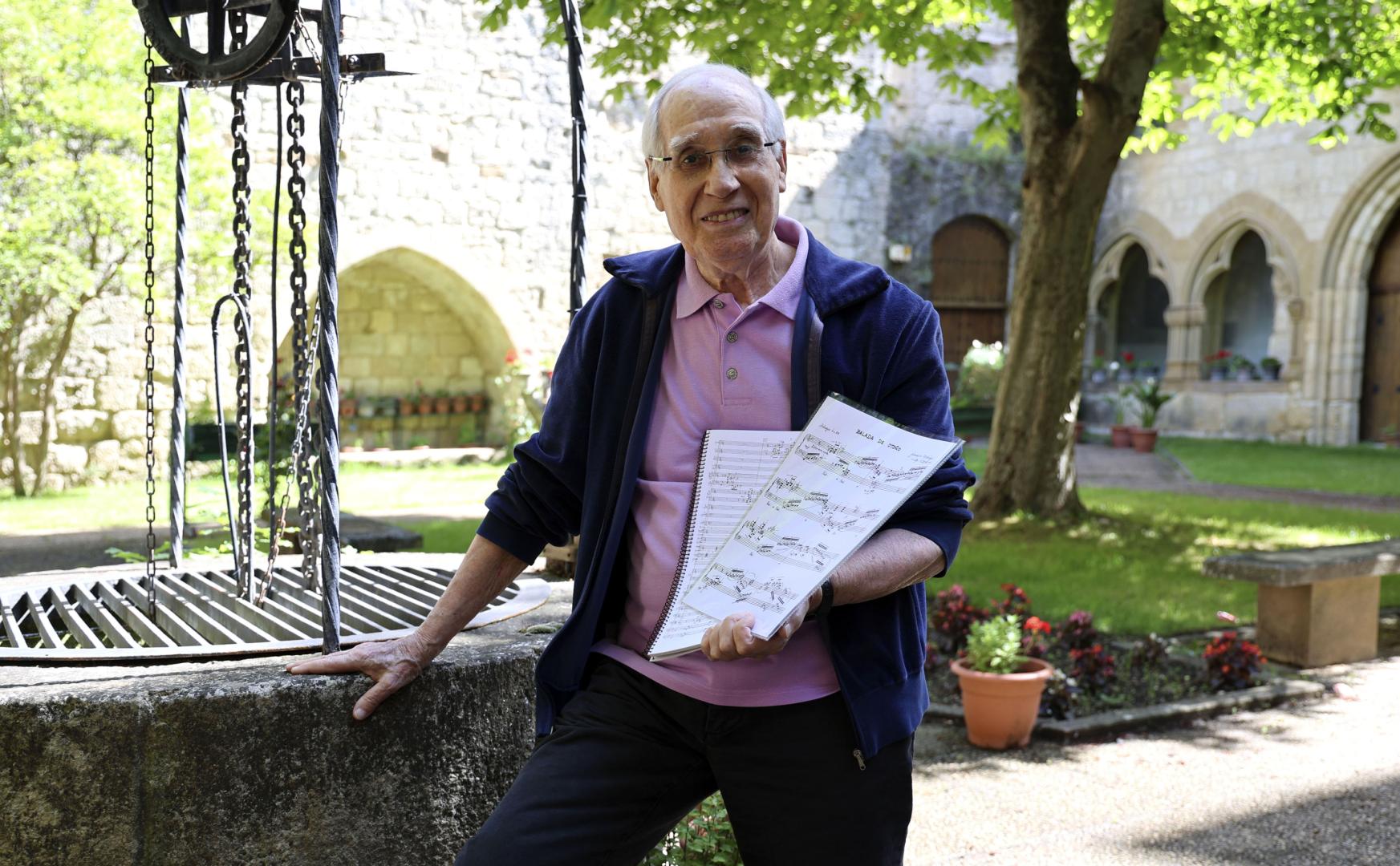 Francisco Rodrigo muestra algunas de sus partituras en el jardín del claustro de la Residencia de mayores Santo Domingo de Estella.