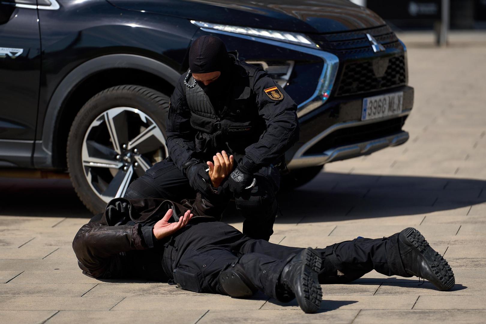 Agentes de la Policía Nacional dieron una exhibición de rápel y policial en los edificios de Ciencias de la Universidad de Navarra con motivo del Día del Niño y la Niña Hospitalizados