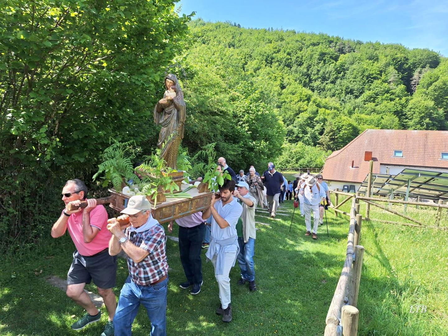 Ascenso en romería a la ermita de Irati con la restaurada imagen de la Virgen de las Nieves
