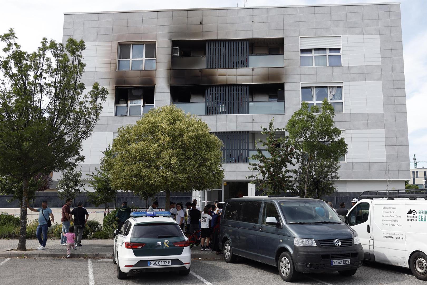 Los vecinos de un bloque de la avenida Belascoain, en la urbanización de Ardoi, en Zizur Mayor, tuvieron que ser desalojados por un incendio ocurrido este lunes, 1 de junio