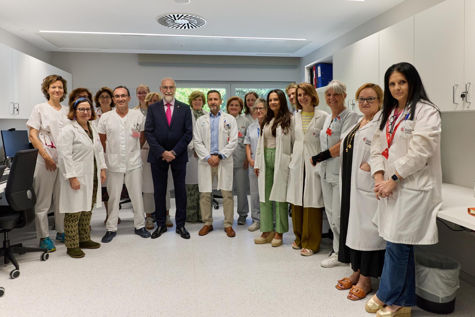 Fernando Domínguez en la Unidad del Sueño flanqueado por Iñaki García de Gurtubay (Neurofisiología) y Sergio Curi (Neumología) junto al personal de la Unidad.