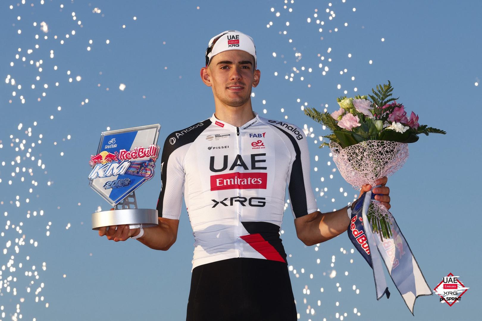 Igor Arrieta, en el podio final del Giro de Italia con el Trofeo Red Bull.