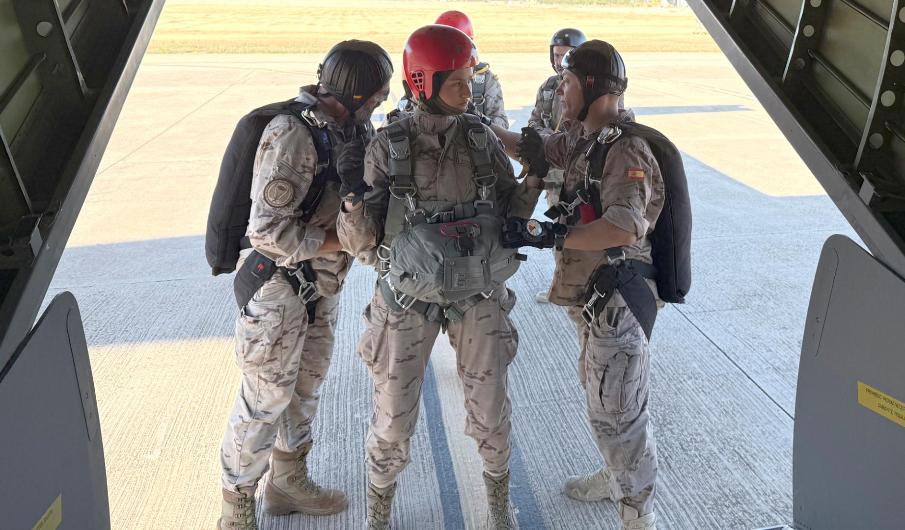 La Princesa Leonor (c) embarca en el avión para los saltos previstos para el curso básico de paracaidismo en la Base Aérea del Alcantarilla en Murcia