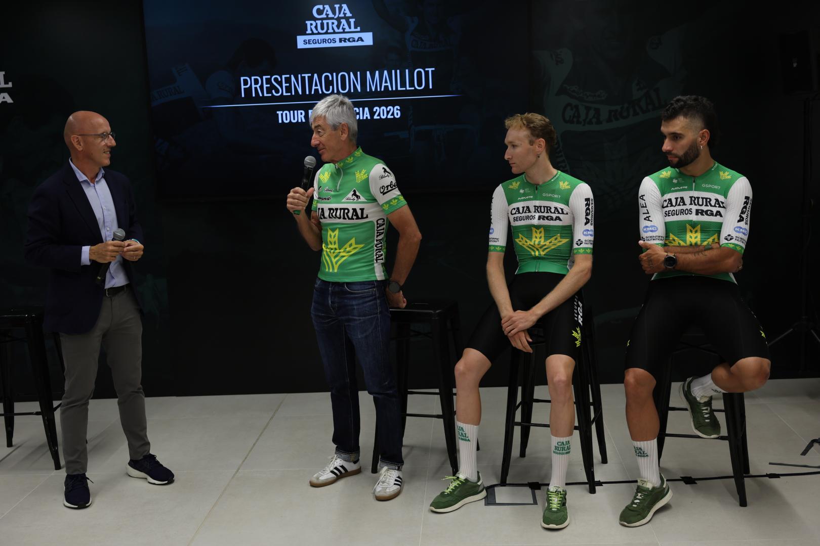 Marino Lejarreta, con el micrófono, Abel Balderstone y Fernando Gaviria han presentado la camiseta con la que Caja Rural correrá el Tour