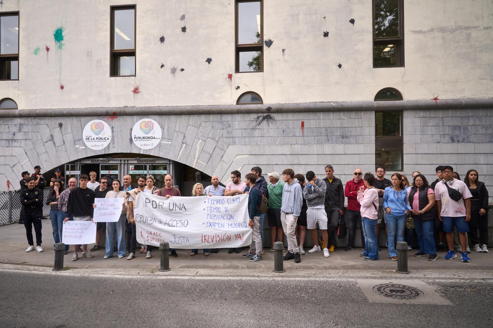 Concentración frente al departamento de Educación de alumnado suspendido y de integrantes de las academias preparadoras de la prueba