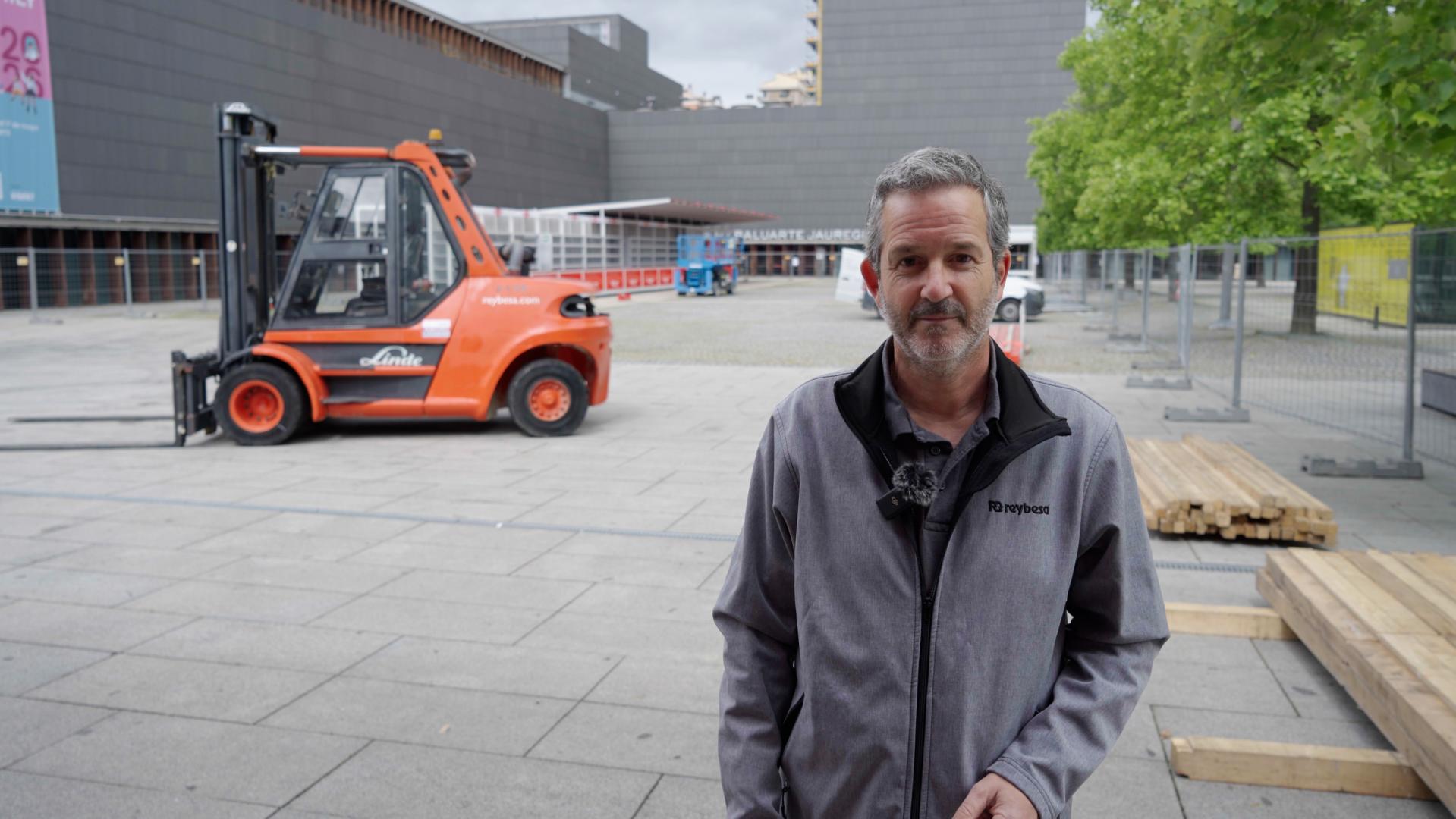 Nacho Mayayo, responsable del Departamento de Corto Plazo de Reybesa, en la plaza de Baluarte en plena instalación de la Tómbola