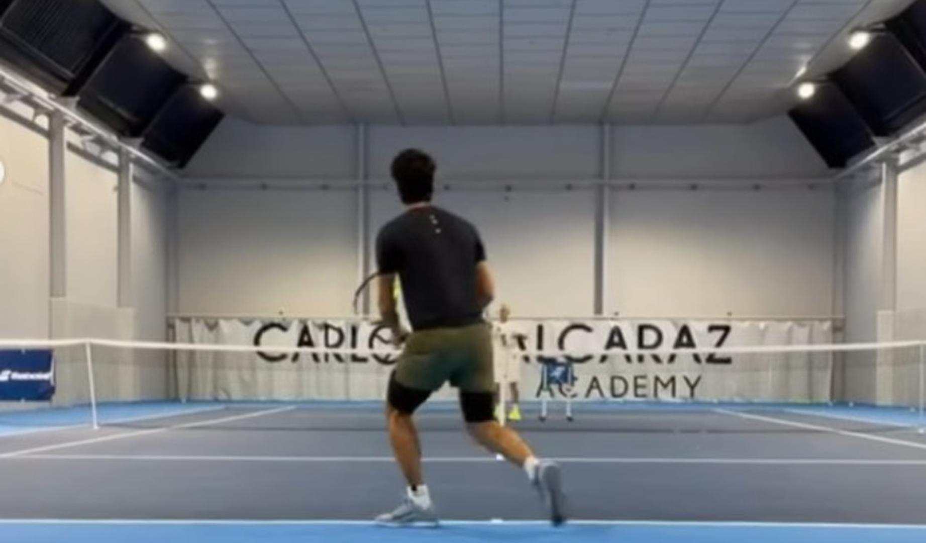 Alcaraz vuelve a entrenarse un mes y medio después, y golpeando la bola con la izquierda