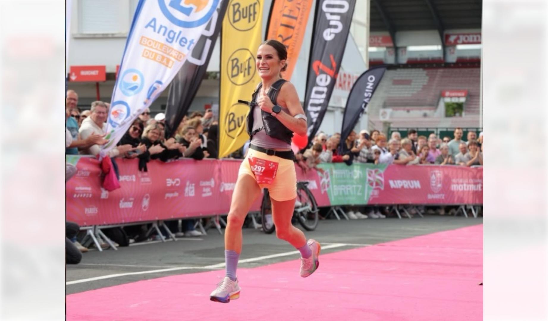 La navarra Estefanía Unzu Ripoll, conocida más como Verdeliss, cruzando la meta como vencedora en la  pasada maratón de Biarritz