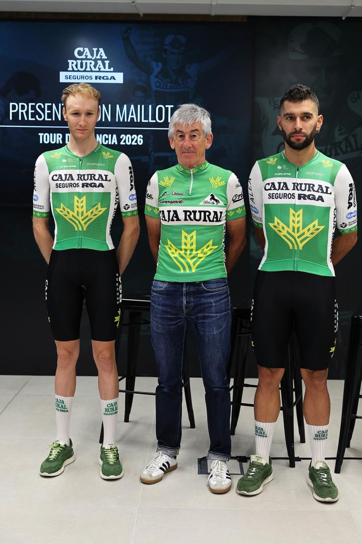 El maillot retro de Caja Rural en su parte delantera