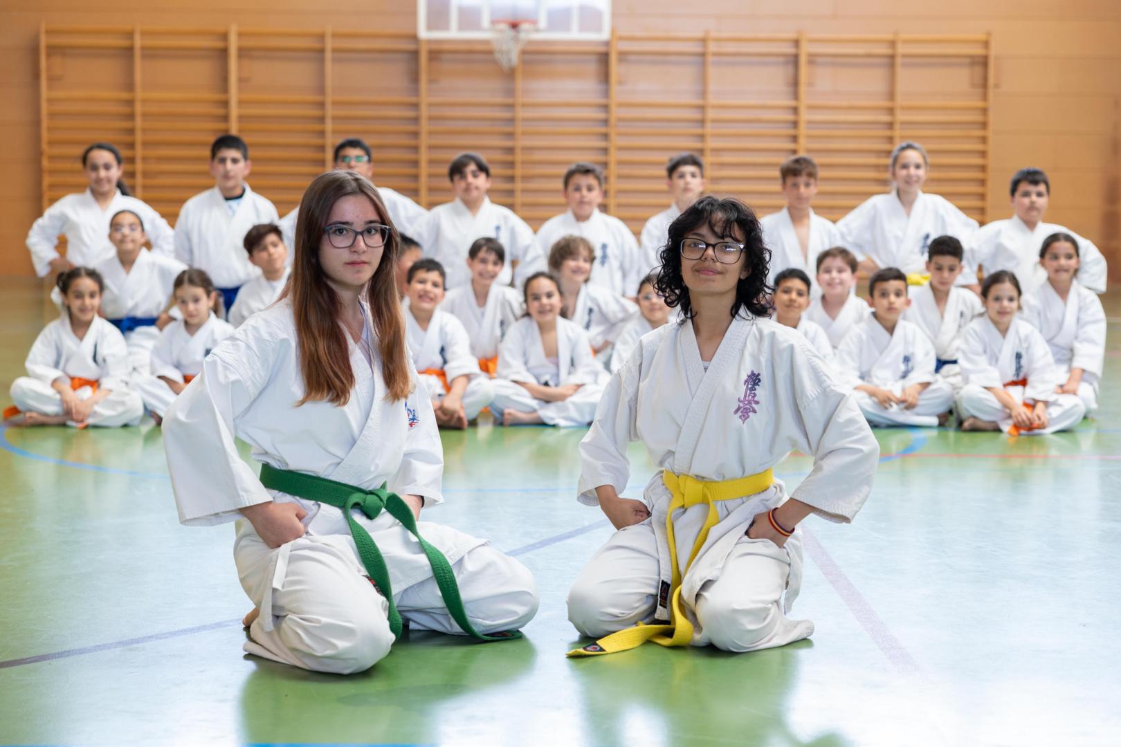 Ivon Ivaylova Tonev -a la izquierda- y Ángela Ayume Santos Mezquita, junto a varios de sus compañeros de la Escuela Municipal de Kárate Kyokushin de Corella