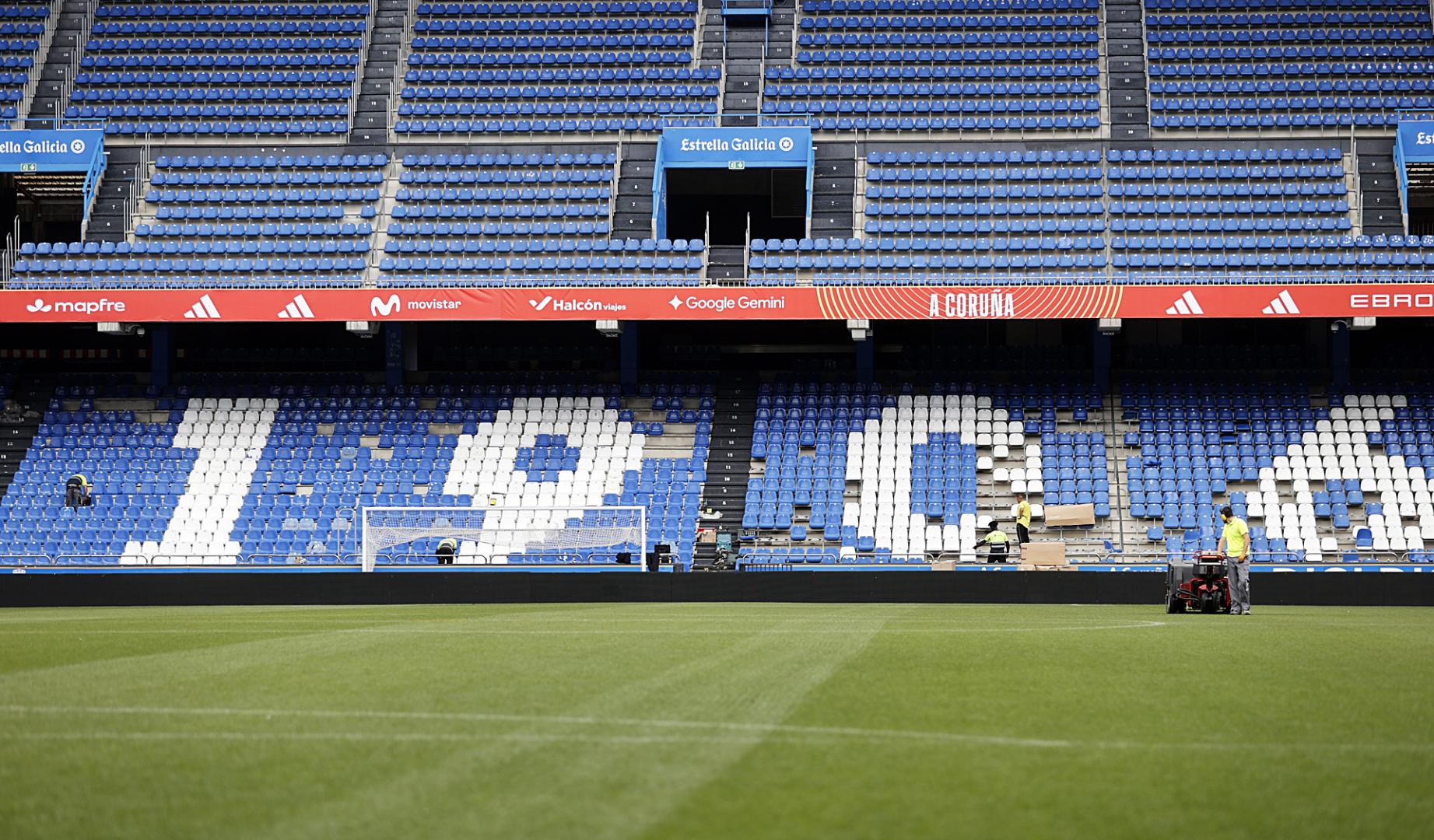 Aspecto que presentaba este martes 2 de junio el Estadio de Riazor, en A Coruña, después de que los aficionados del Deportivo saltasen al campo al término del último encuentro de LaLiga Hypermotion