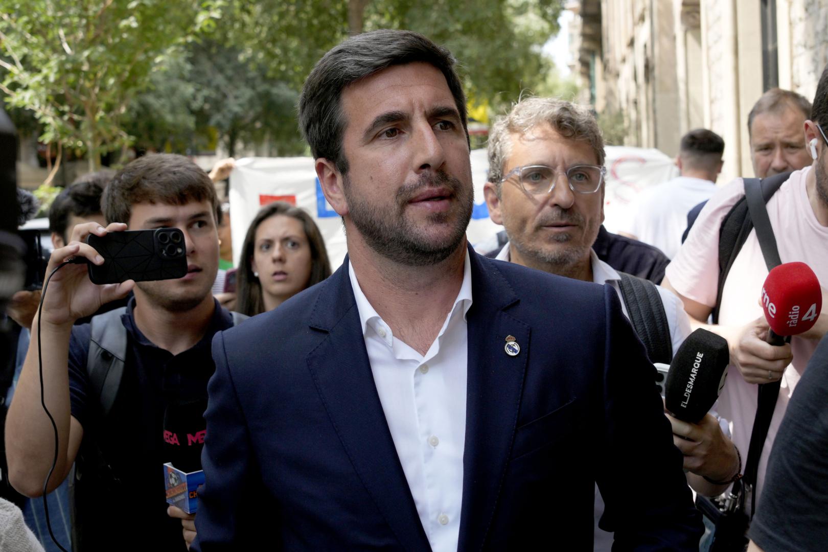 El candidato a la presidencia del Real Madrid Enrique Riquelme a su llegada al acto que ha mantenido con socios y simpatizantes del club madrileño en un hotel de Barcelona
