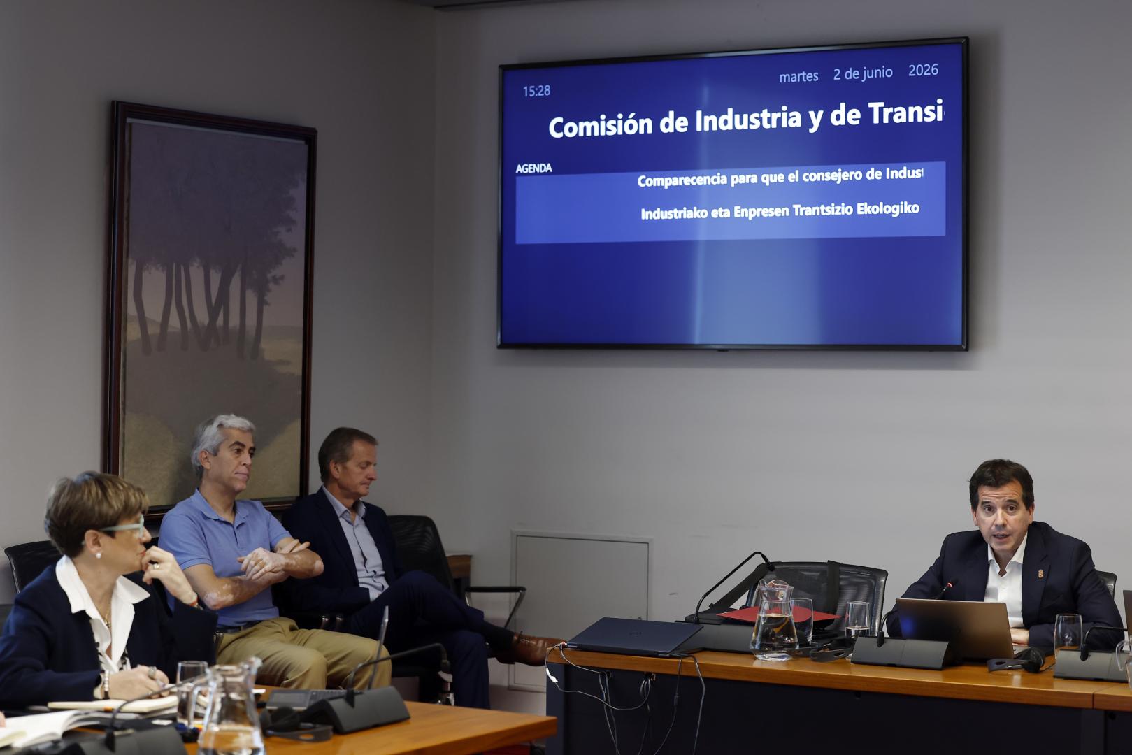 PAMPLONA, 02/06/2026.- El consejero de Industria y de Transición Ecológica y Digital Empresarial, Mikel Irujo (d), ha asegurado en comisión parlamentaria que el Gobierno de Navarra no otorgará ninguna ayuda a fondo perdido a la multinacional china Hithium para la instalación en la Comunidad Foral de una planta de fabricación de sistemas de almacenamiento de energía. El proyecto propuesto tiene como objetivo construir una gigafábrica con una capacidad de montaje de baterías de 10 GWh y de fabricación de celdas de 7,5 GWh, lo que supondrá la creación de unos 700 puestos de trabajo en una primera fase. EFE/ Jesús Diges