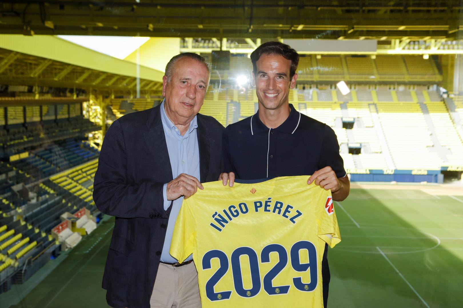 Iñigo Pérez junto al presidente del club, Fernando Roig, durante su presentación como nuevo entrenador del Villarreal CF.