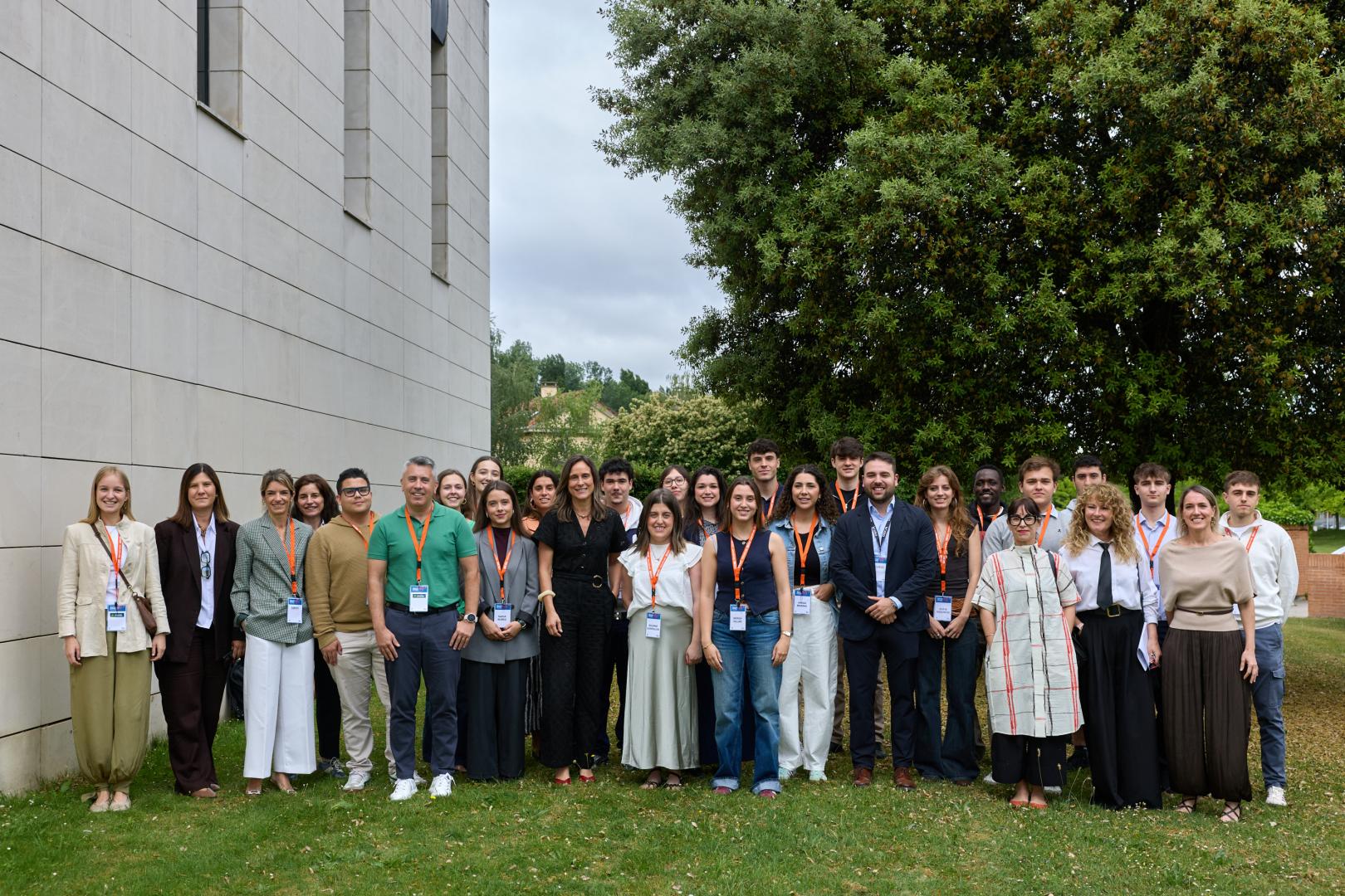 Los 19 graduados y estudiantes junto a los organizadores del programa Talento Joven y a los representantes de las cinco empresas colaboradoras.