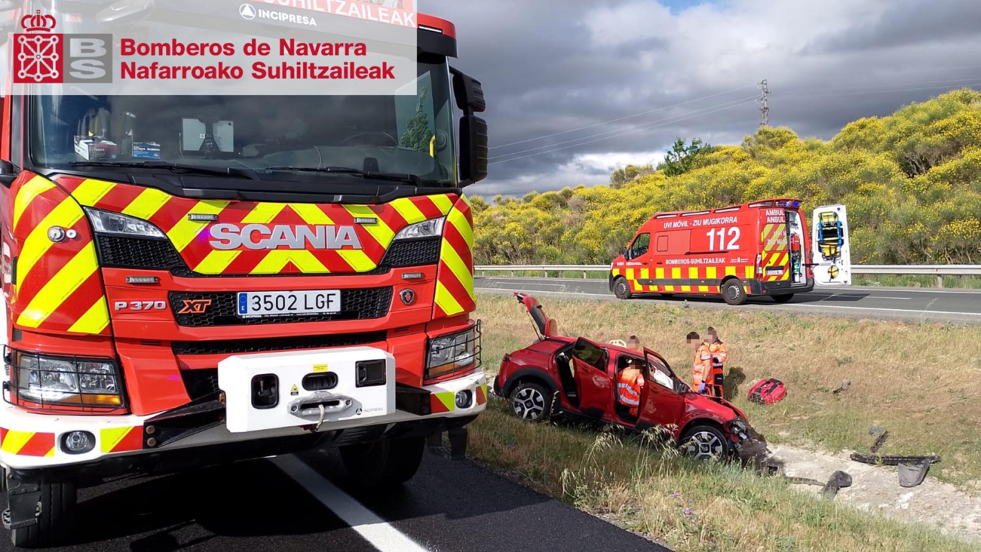 Efectivos de emergencias, junto a uno de los vehículos accidentados