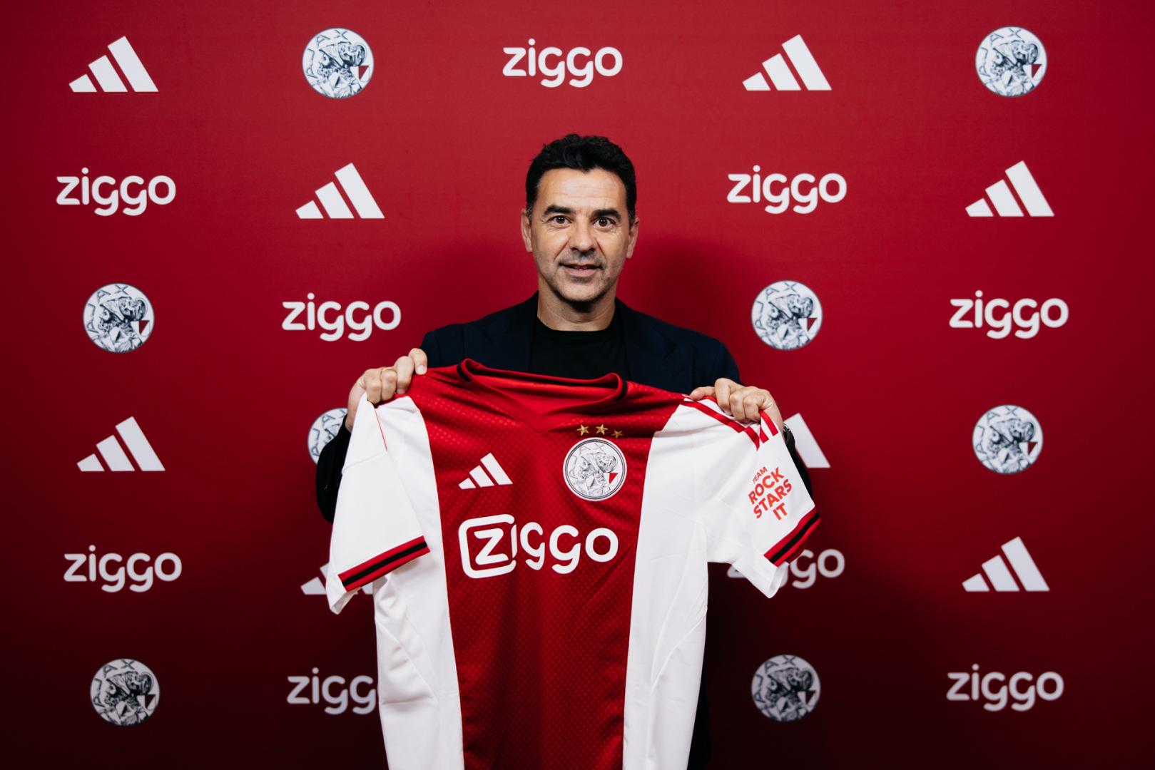 Míchel ¨Sánchez posa con la camiseta del Ajax