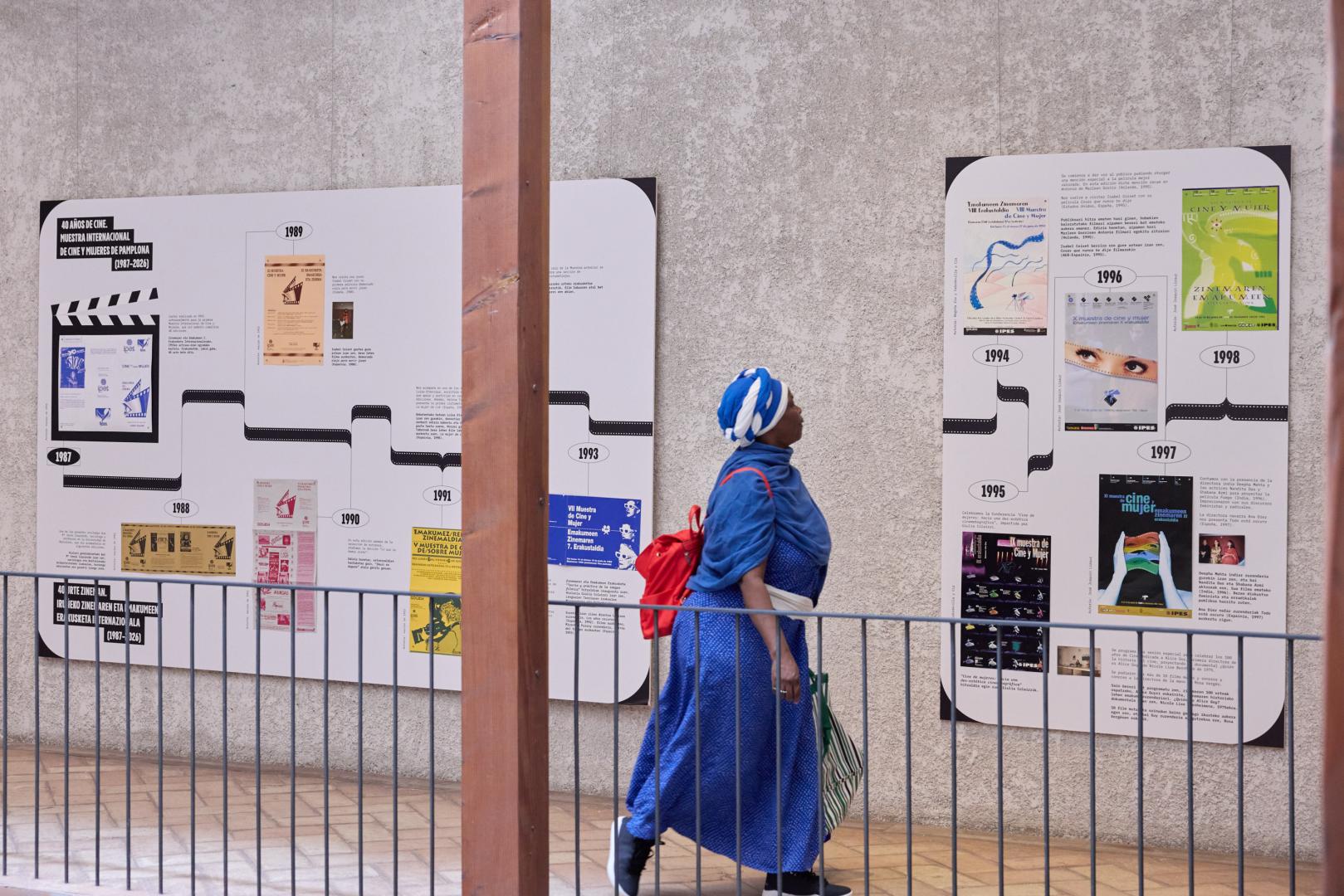 Una mujer observa ayer la exposición en el Condestable