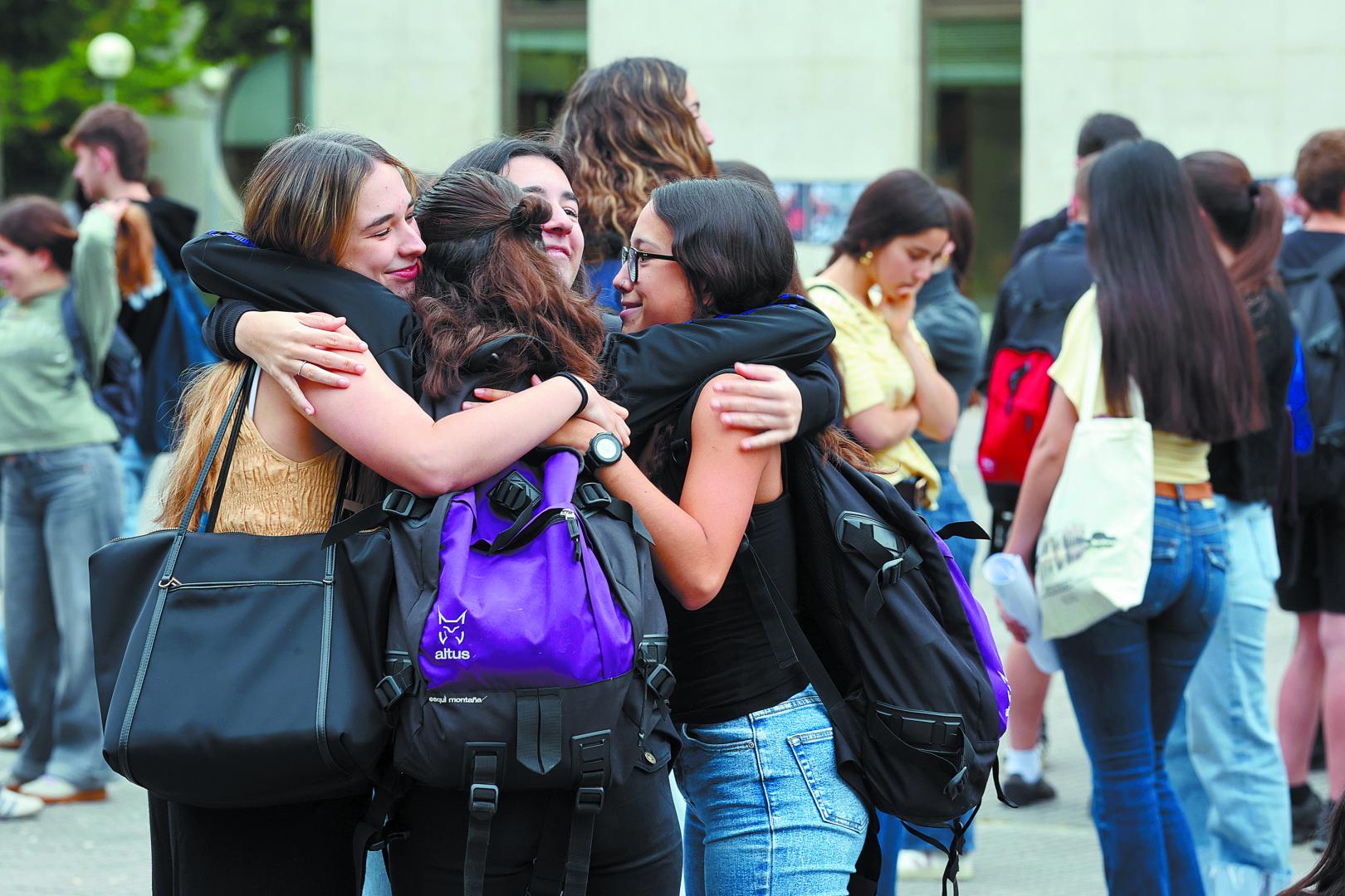 Un grupo de amigas se da un abrazo de buena suerte minutos antes de entrar a la UPNA