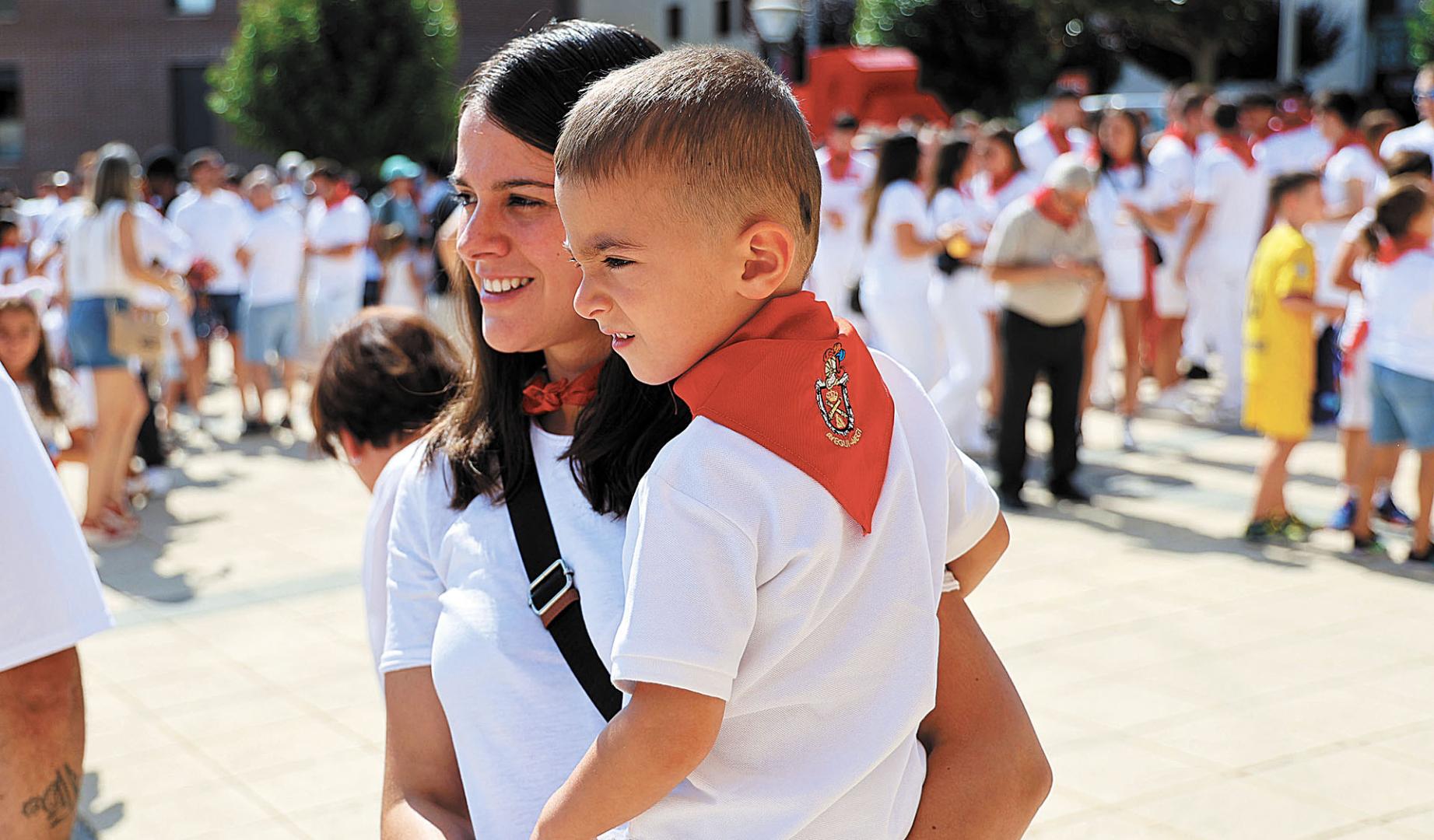 Familias e infancia en Ayegui reflejada en esta imagen de las últimas fiestas patronales