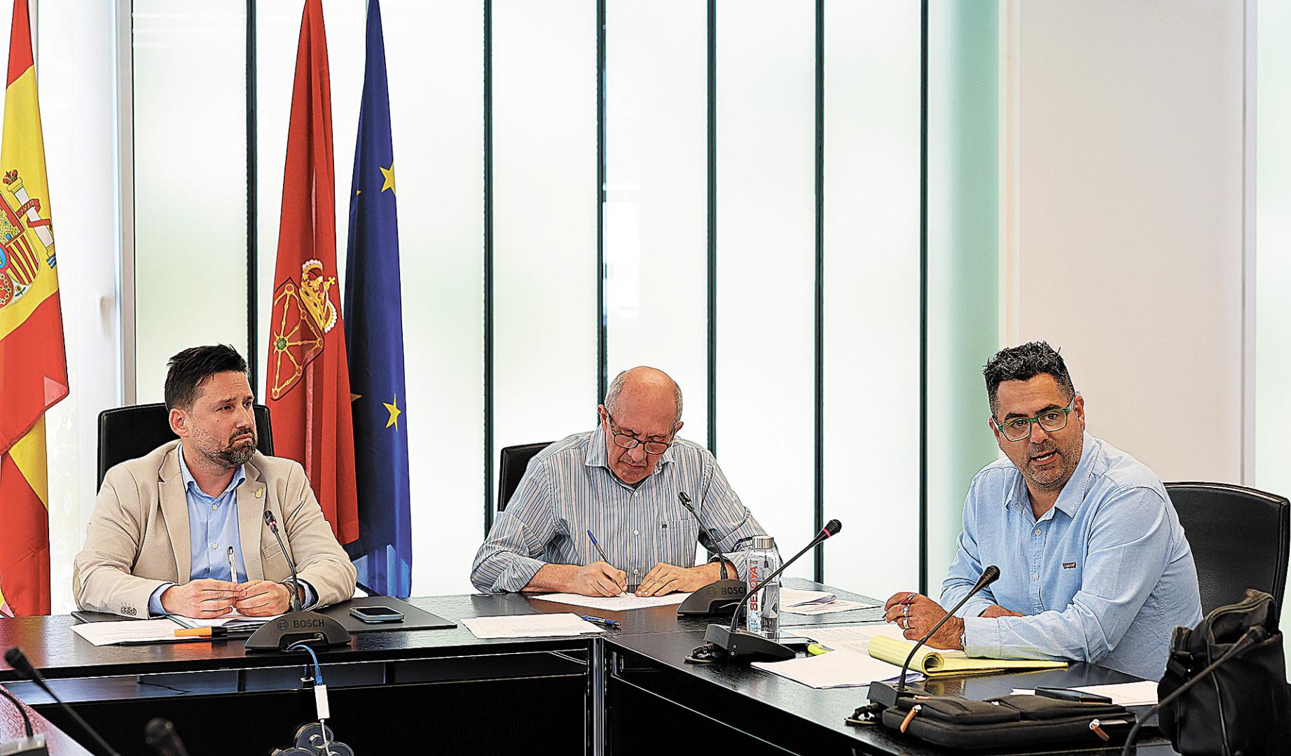 El actual alcalde, Mikel Navarro (AINE); el secretario, Víctor Mendivil, y el teniente de alcalde, Luis Maya (ALDATU), alcalde hasta el 12 de mayo