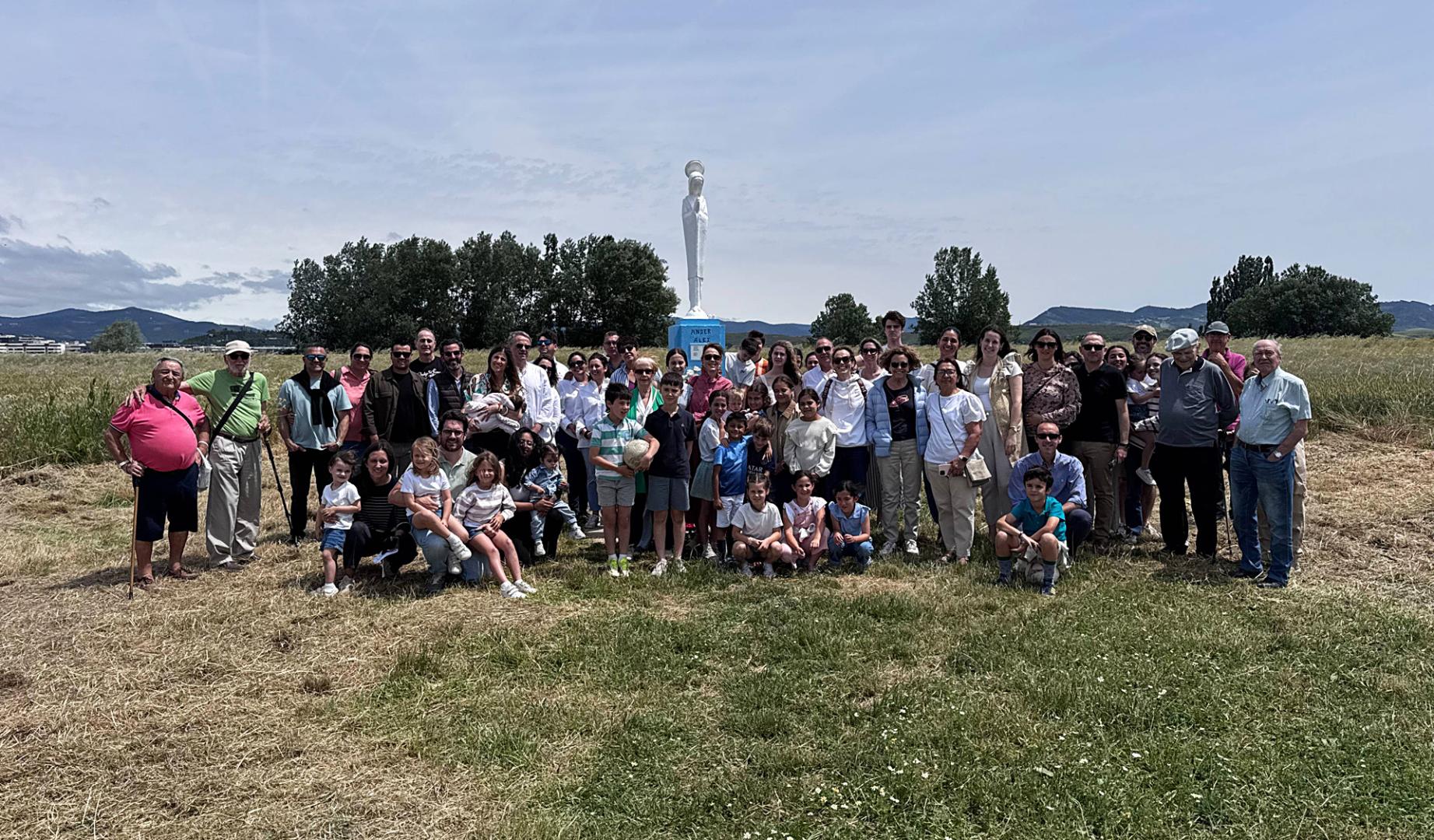 Foto de familia junto a la virgen del Horizonte en el Garitón de Ripalda. En frente, el banco de los recuerdos