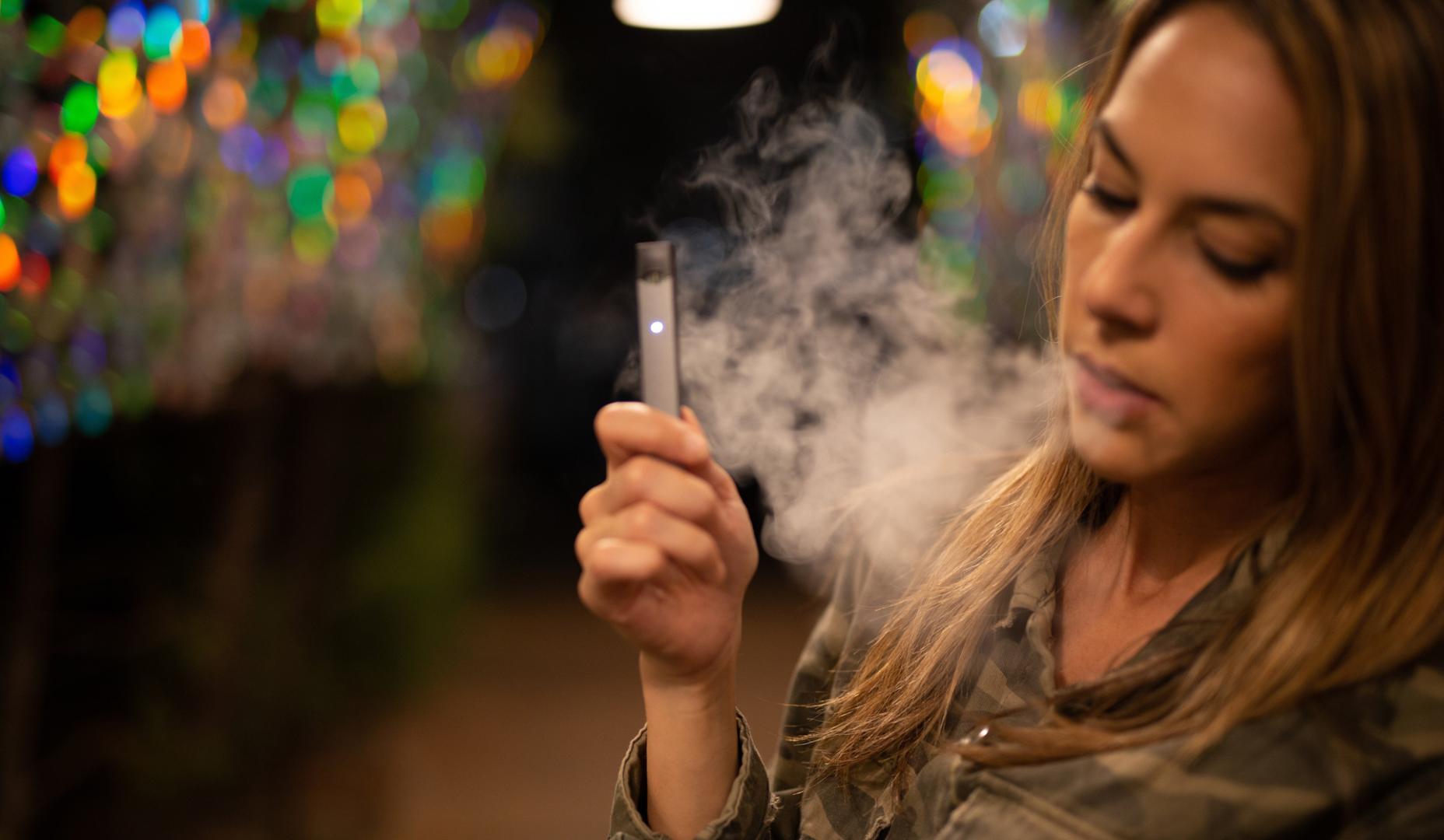 Una joven, vapeando
