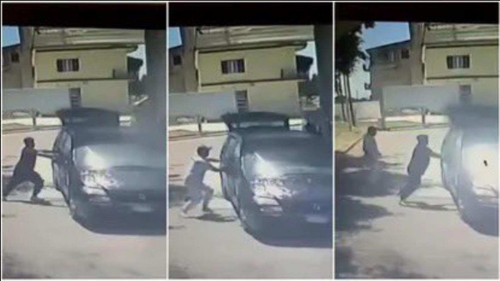 Momento en el que bloquean las puertas del vehículo