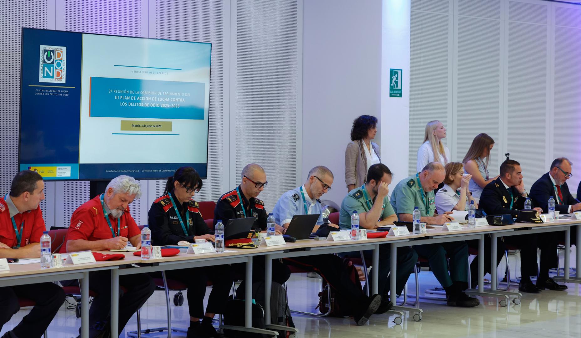 Agentes de distintos cuerpos policiales asisten a la presentación del informe sobre la evolución de los delitos e incidentes de odio en España en el año 2025