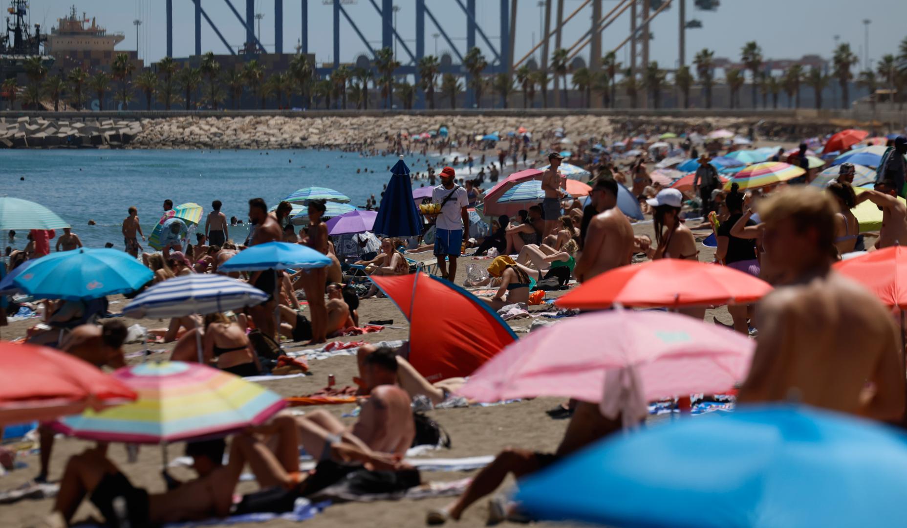 Vista de la playa de La Malagueta en Málaga en uno de los días más calurosos de mayo de este año