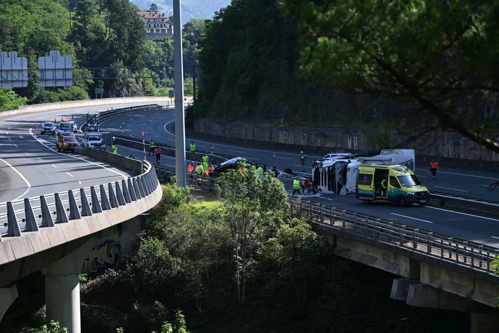 Foto del accidente en la AP-8 en Elgoibar en el que han fallecido cinco policías forales.