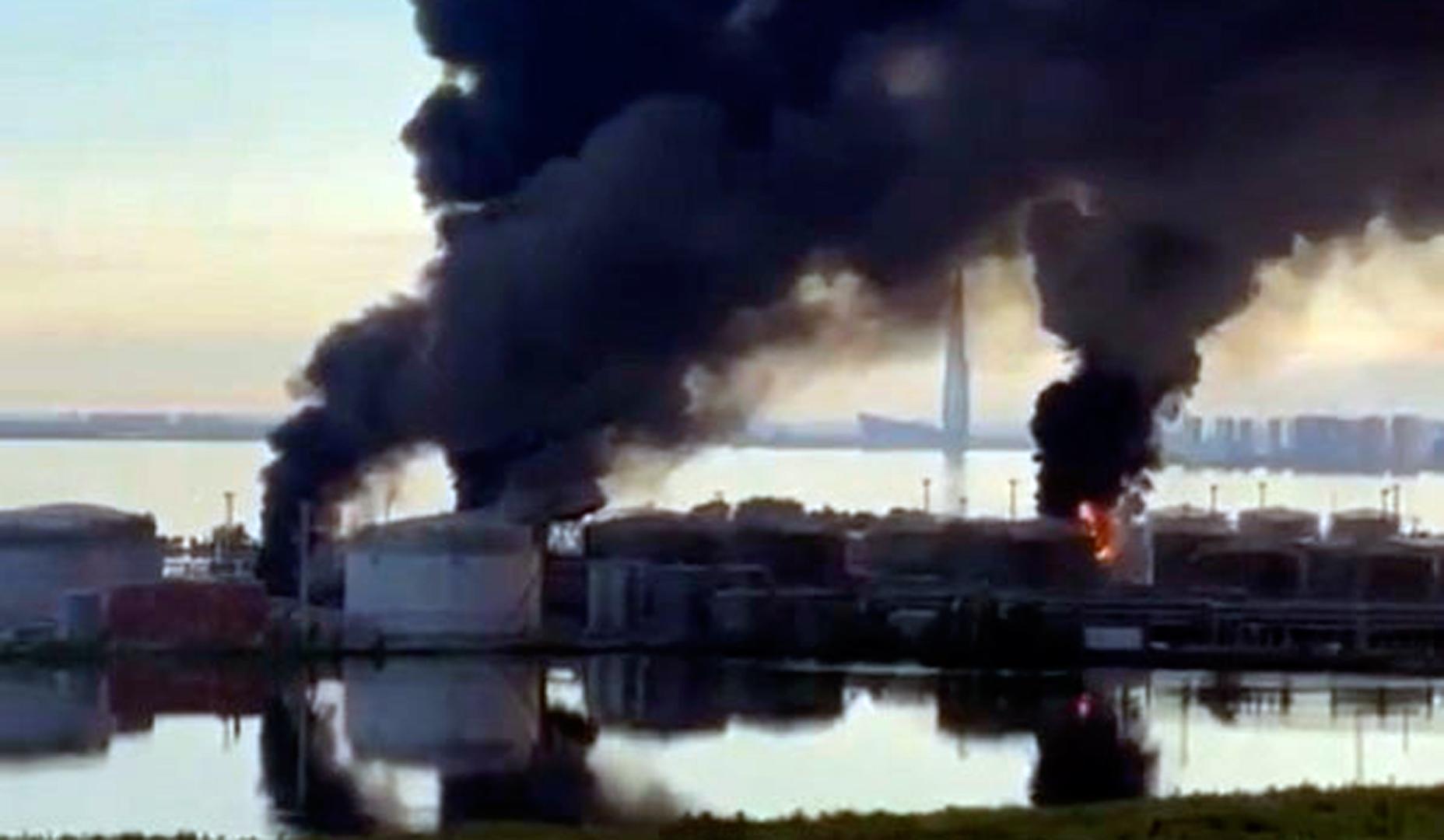 Captura del vídeo publicado en X por el presidente de Ucrania, Volodímir Zelenski, mostrando el ataque ucraniano contra la terminal petrolera del puerto ruso de San Petersburgo