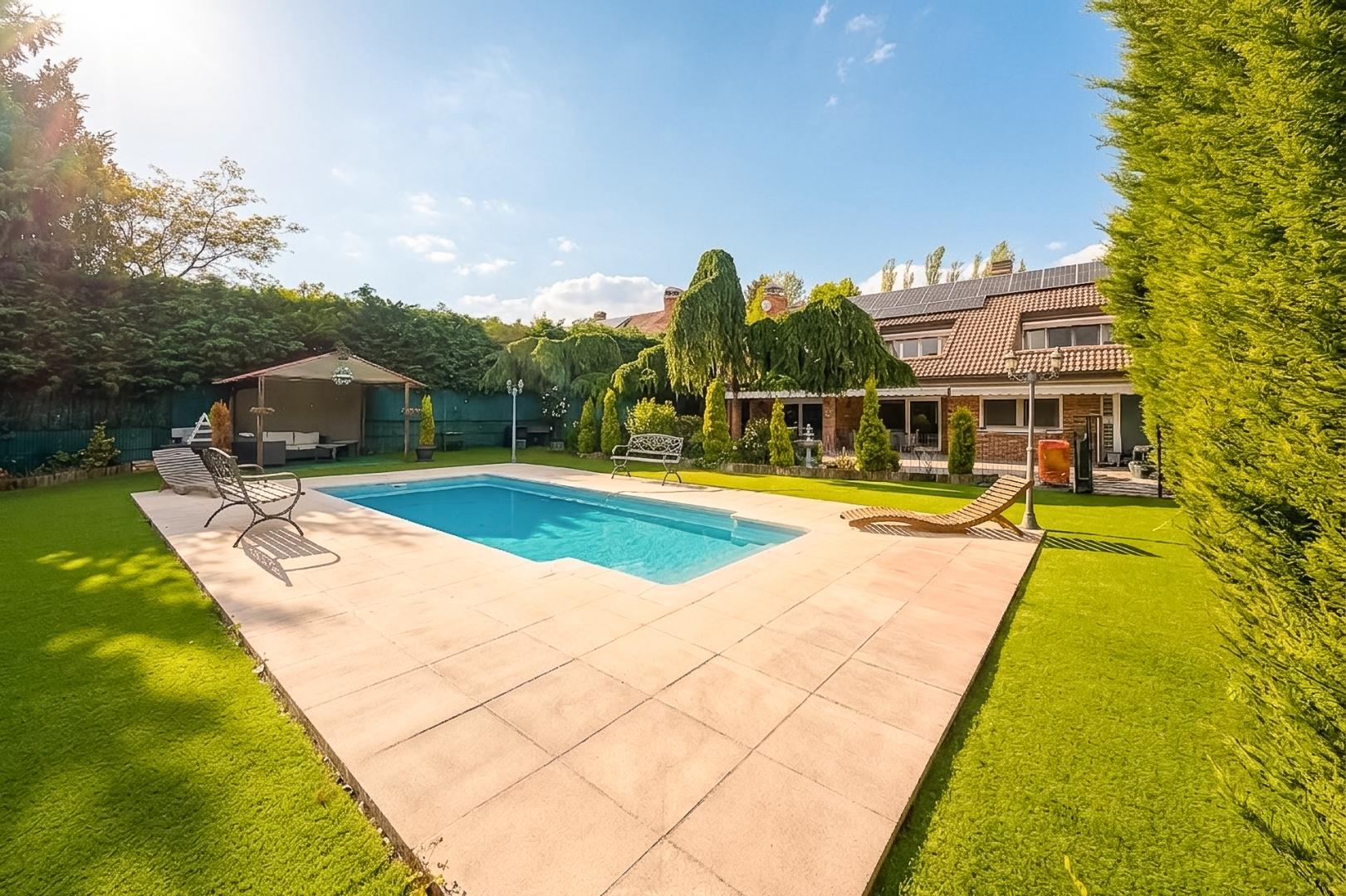 Precioso chalet con piscina propia en Alzuza