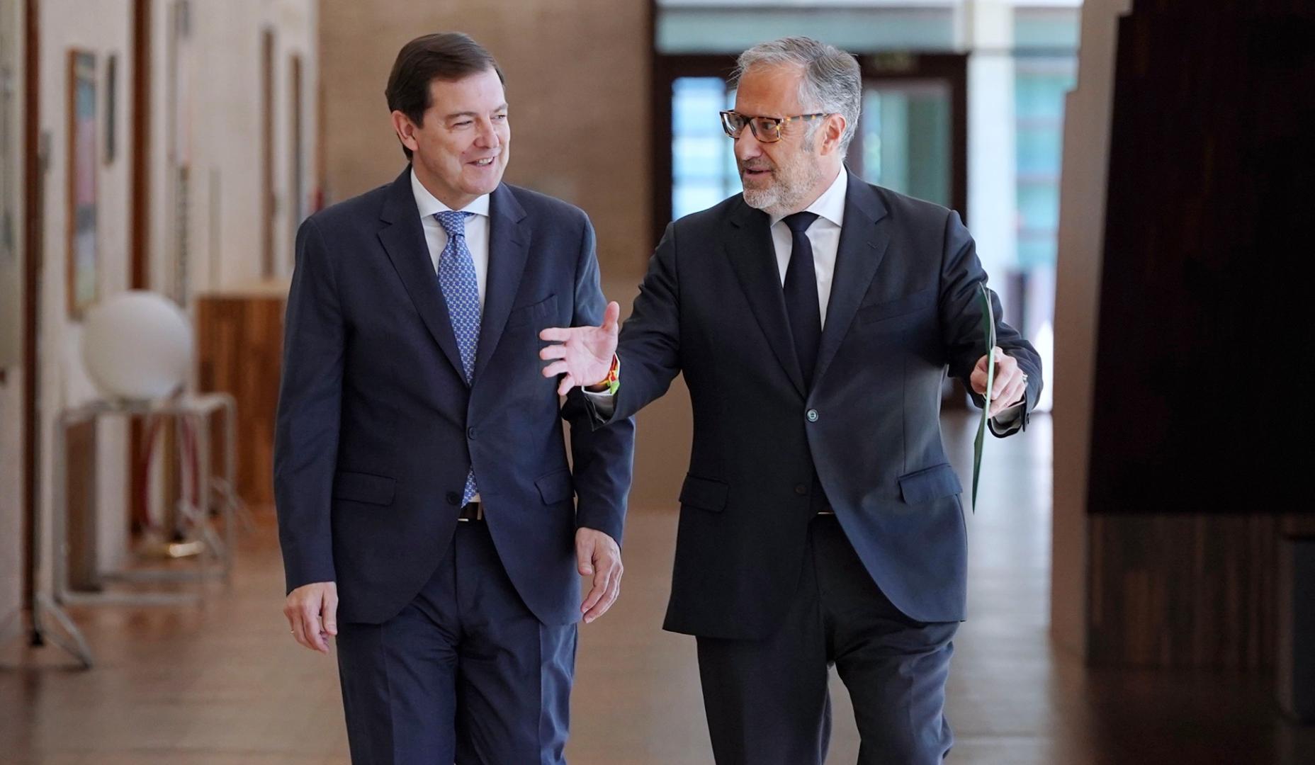 El presidente del PP de Castilla y León, Alfonso Fernández Mañueco (i) y el portavoz de Vox en las Cortes, Carlos Pollán (d), informan sobre el acuerdo de gobierno entre ambas formaciones
