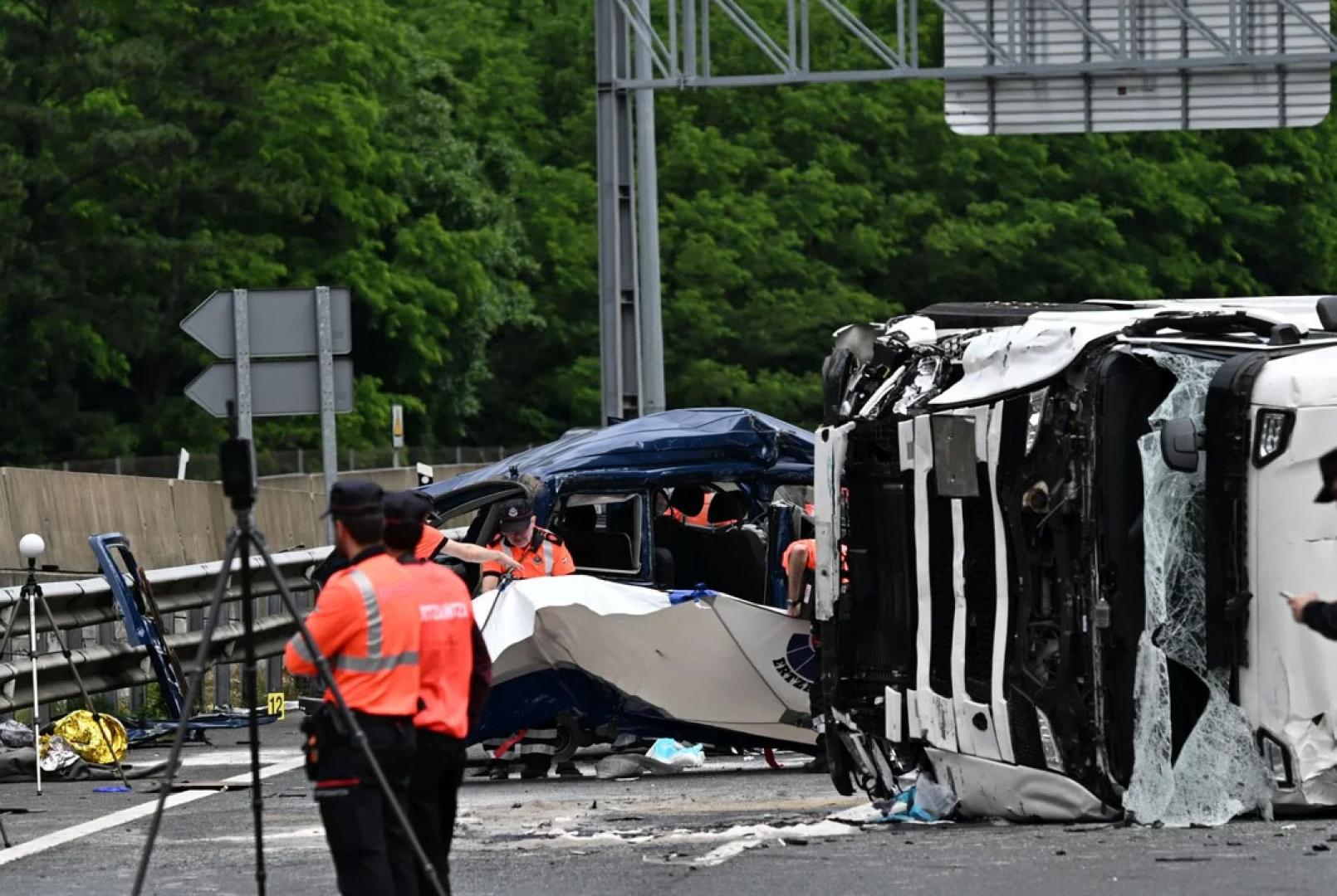 Miembros de la Ertzaitza, en el lugar el accidente